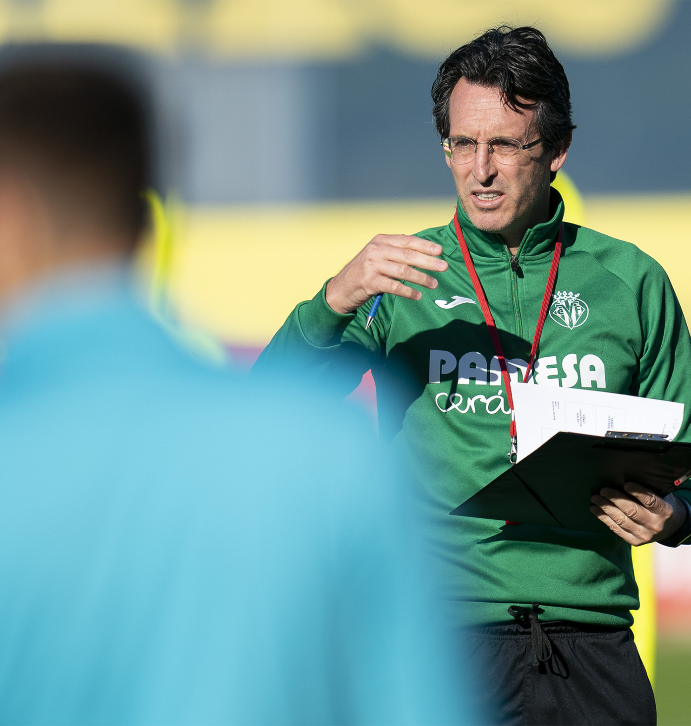 El entrenador del Villarreal, Unai Emery, da instrucciones en un entrenamiento.