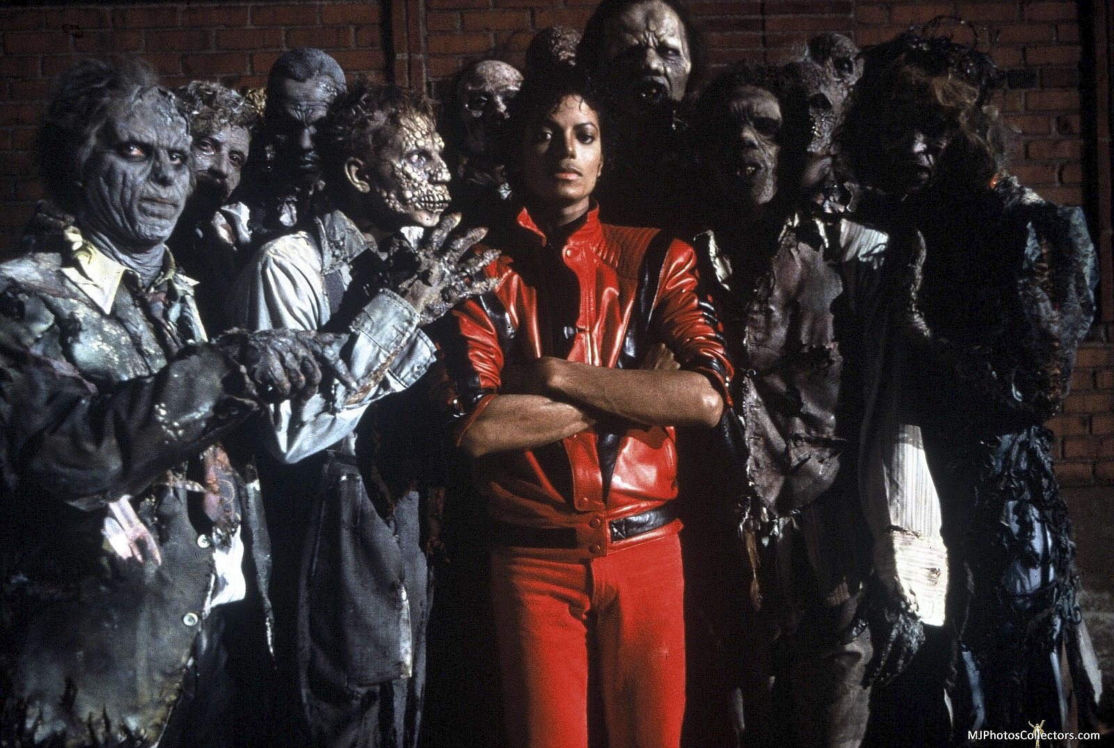 El artosta Michael Jackson, posando con extras vestidos de zombies para la cancin Thriller