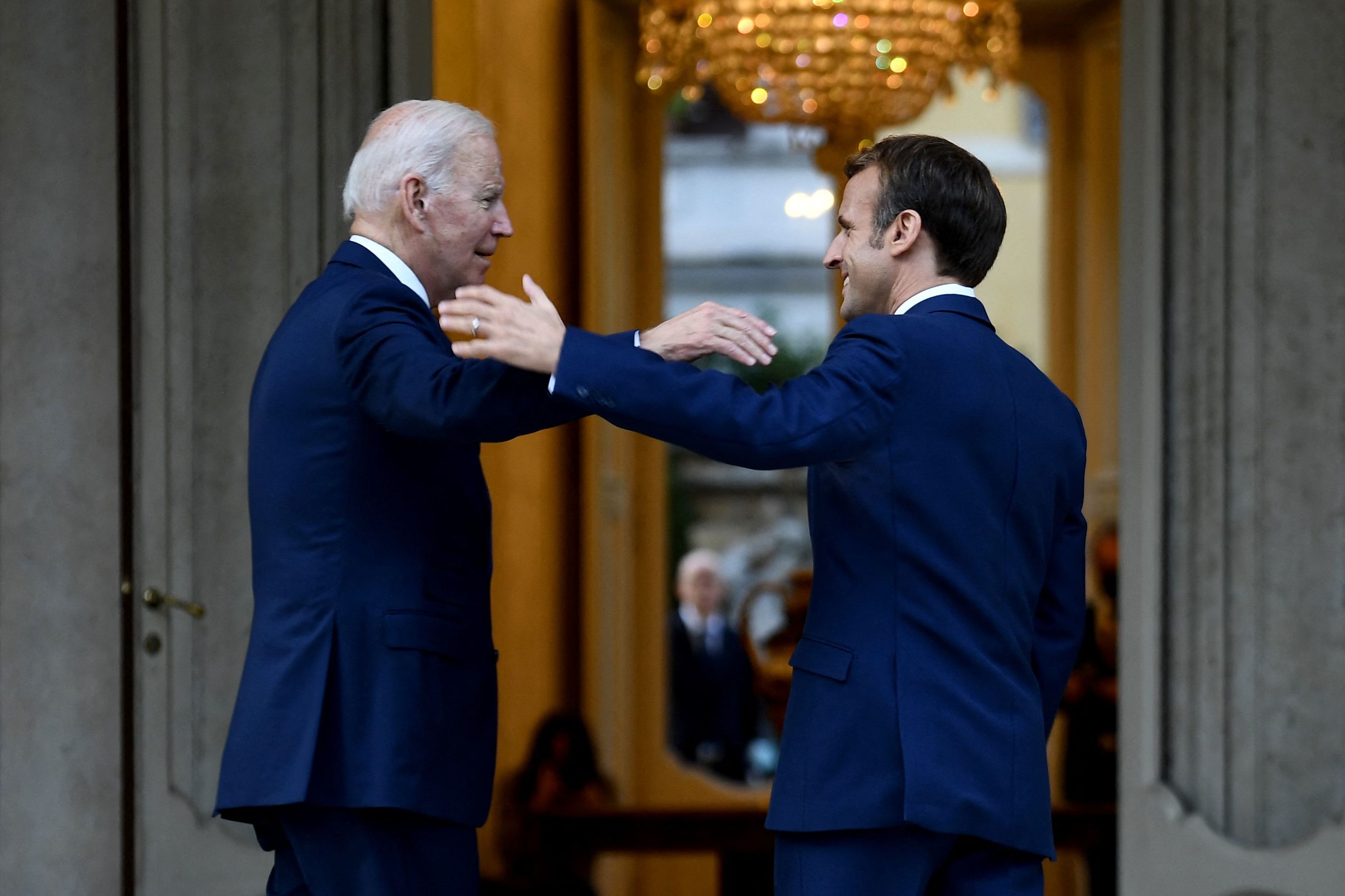 Joe Biden y Emmanuel Macron se reúnen en Roma, este viernes.