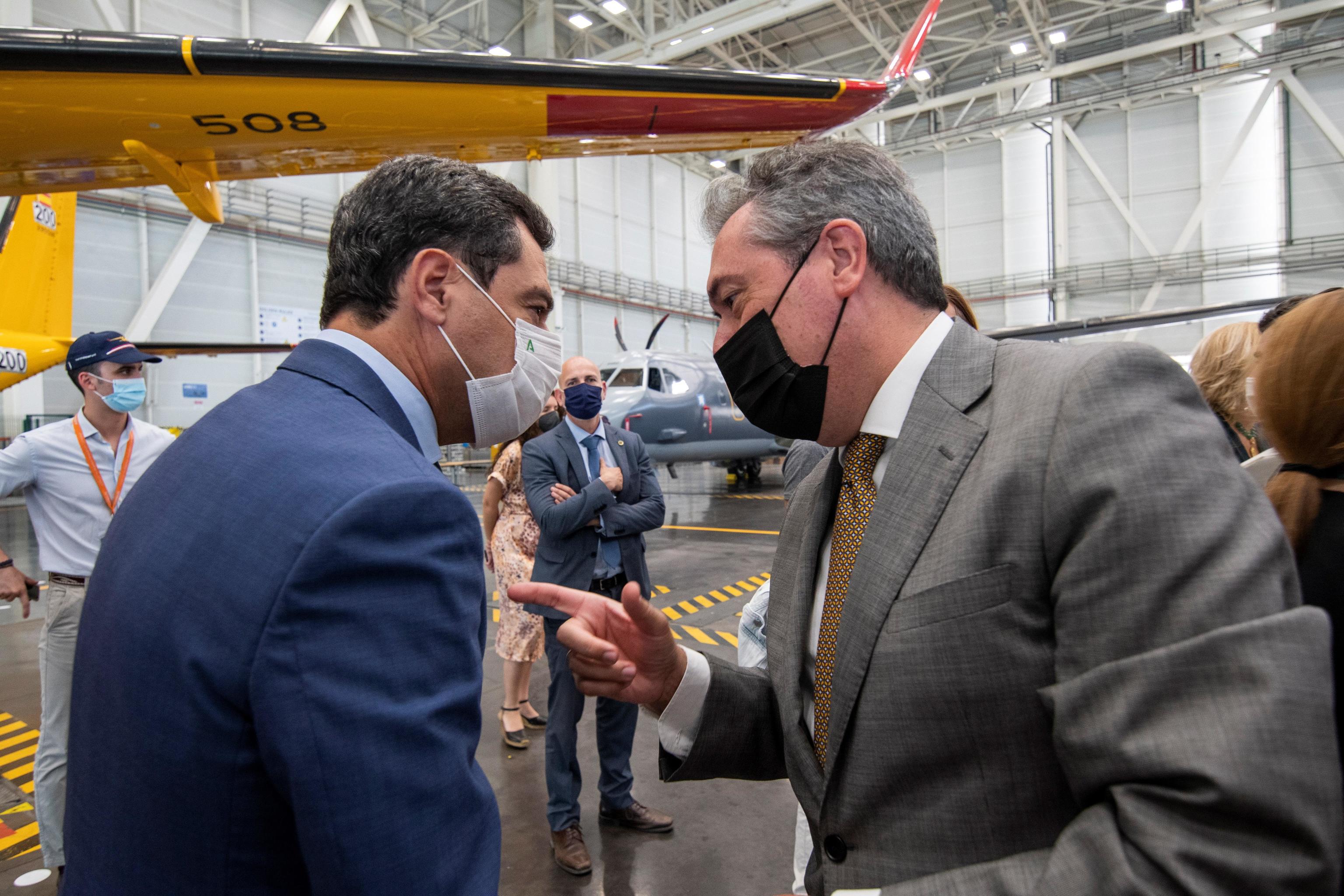 Juan Espadas y Juanma Moreno, durante una visita a la planta de Airbus en Sevilla en la que coincidieron en julio pasado.
