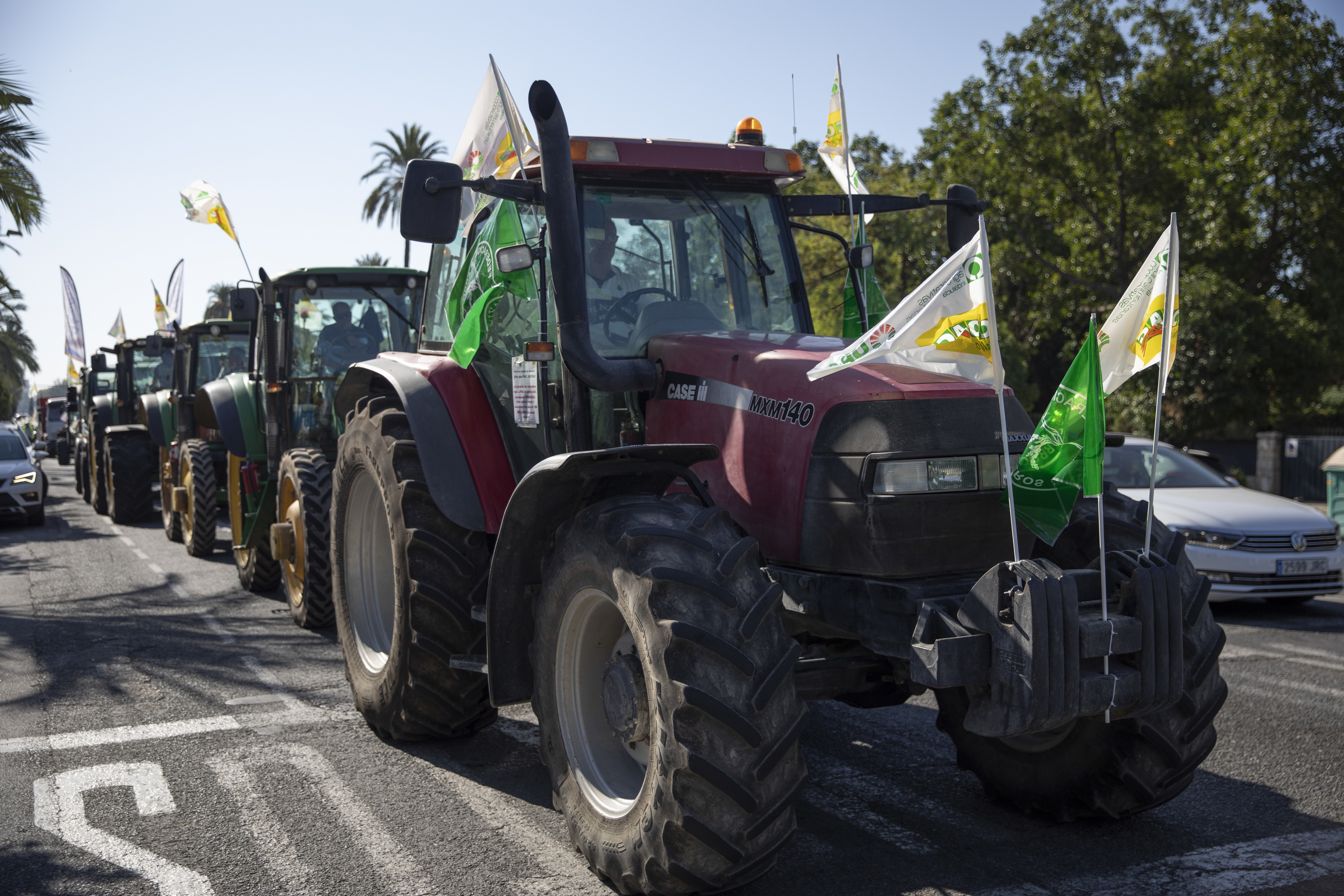 Caravana de tractores en Sevilla durante una protesta contra el Plan Estratégico de la PAC.