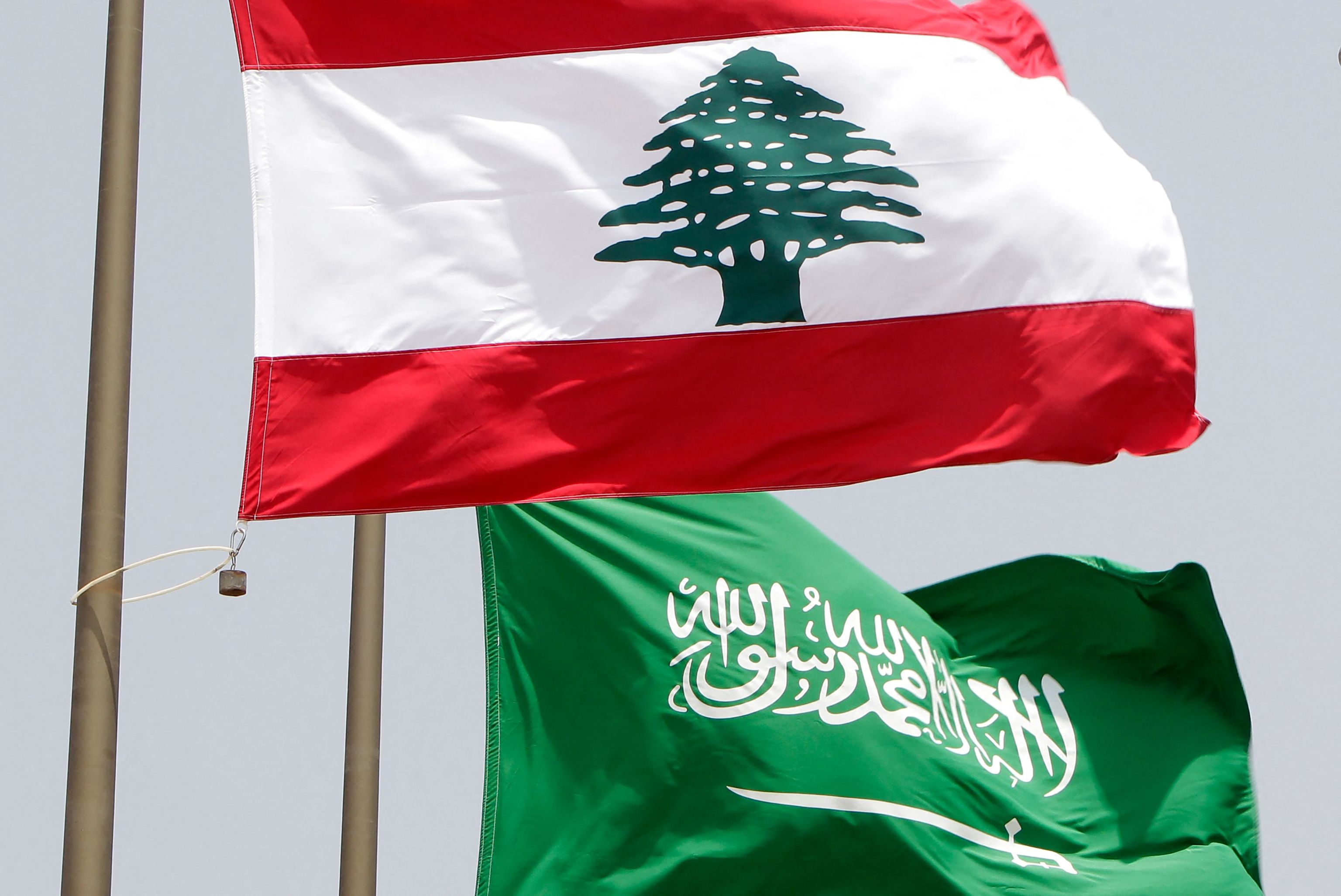 La bandera del Lbano junto a la de Arabia Saud.