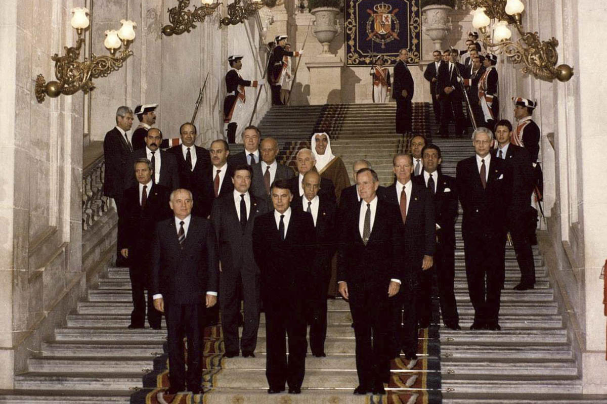 Foto de familia de la Conferencia de Paz de Madrid en 1991.