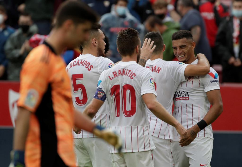 Los sevillistas celebran el primer gol de Diego Carlos.
