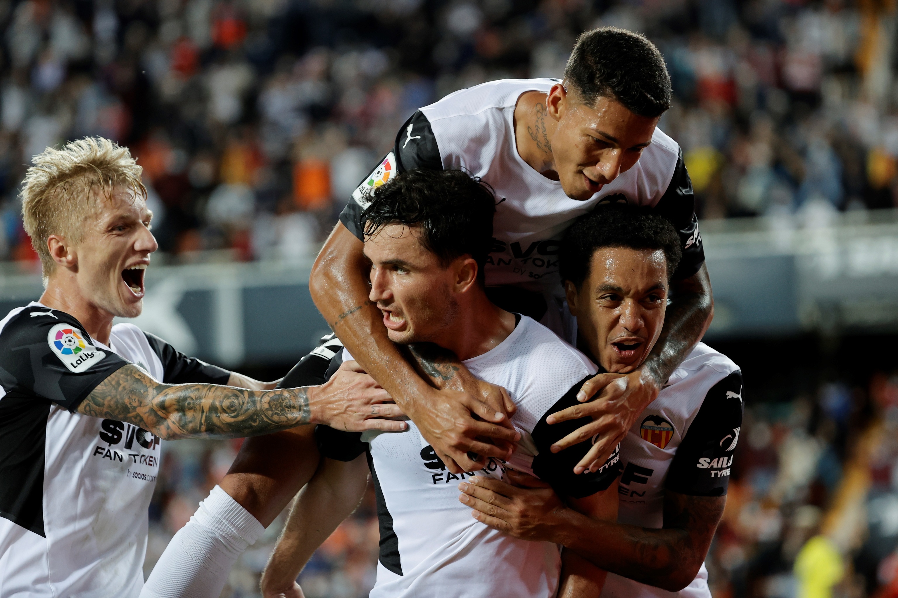 Los jugadores del Valencia celebran con Guillamn el primer gol.
