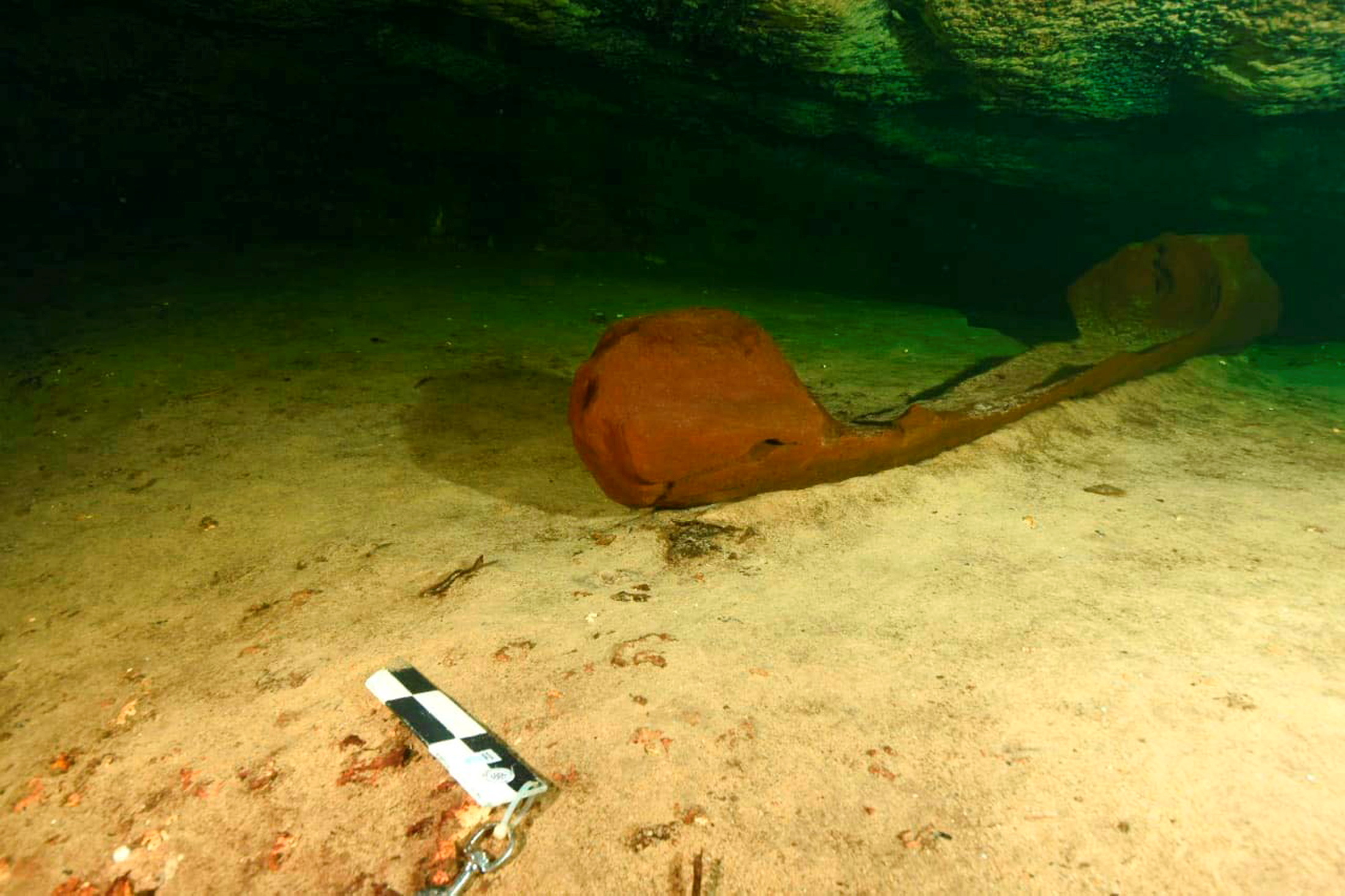 La canoa maya encontrada en el interior del cenote en Mxico.