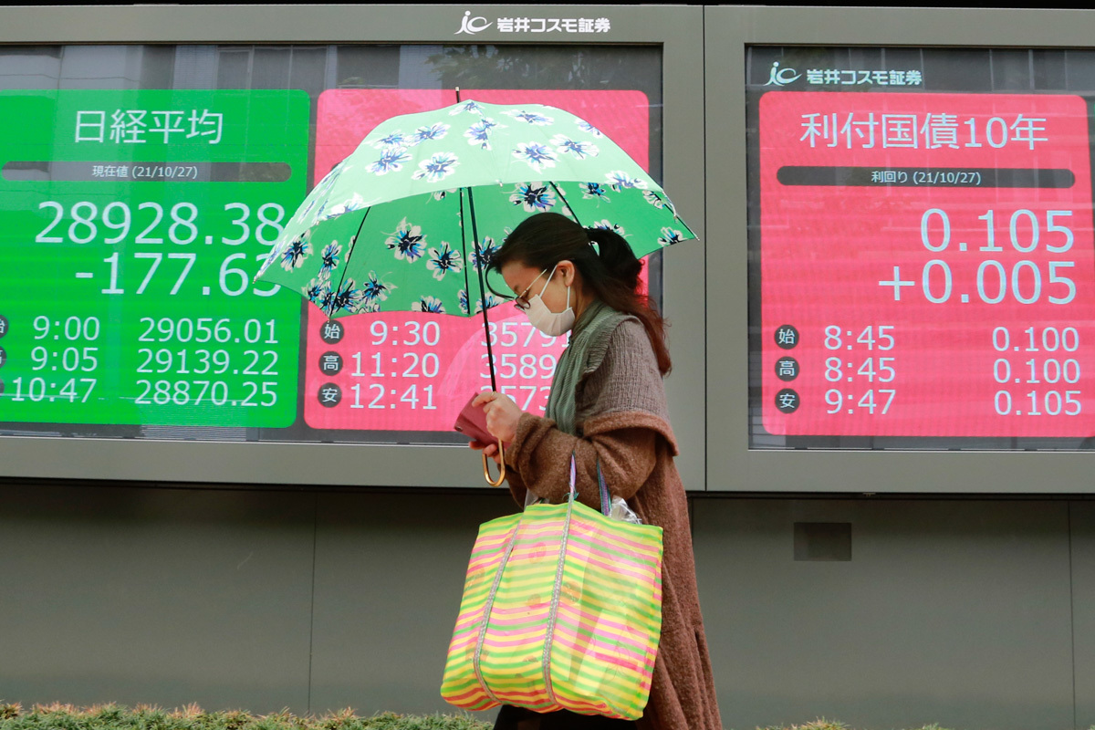 Una mujer con paraguas en una calle de Tokio.