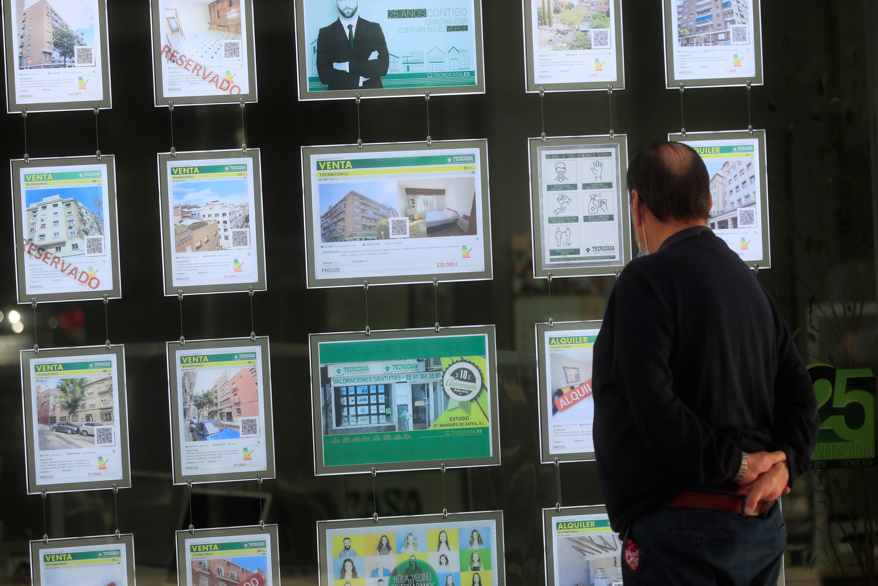 Un hombre contempla anuncios en una inmobiliaria de Madrid.