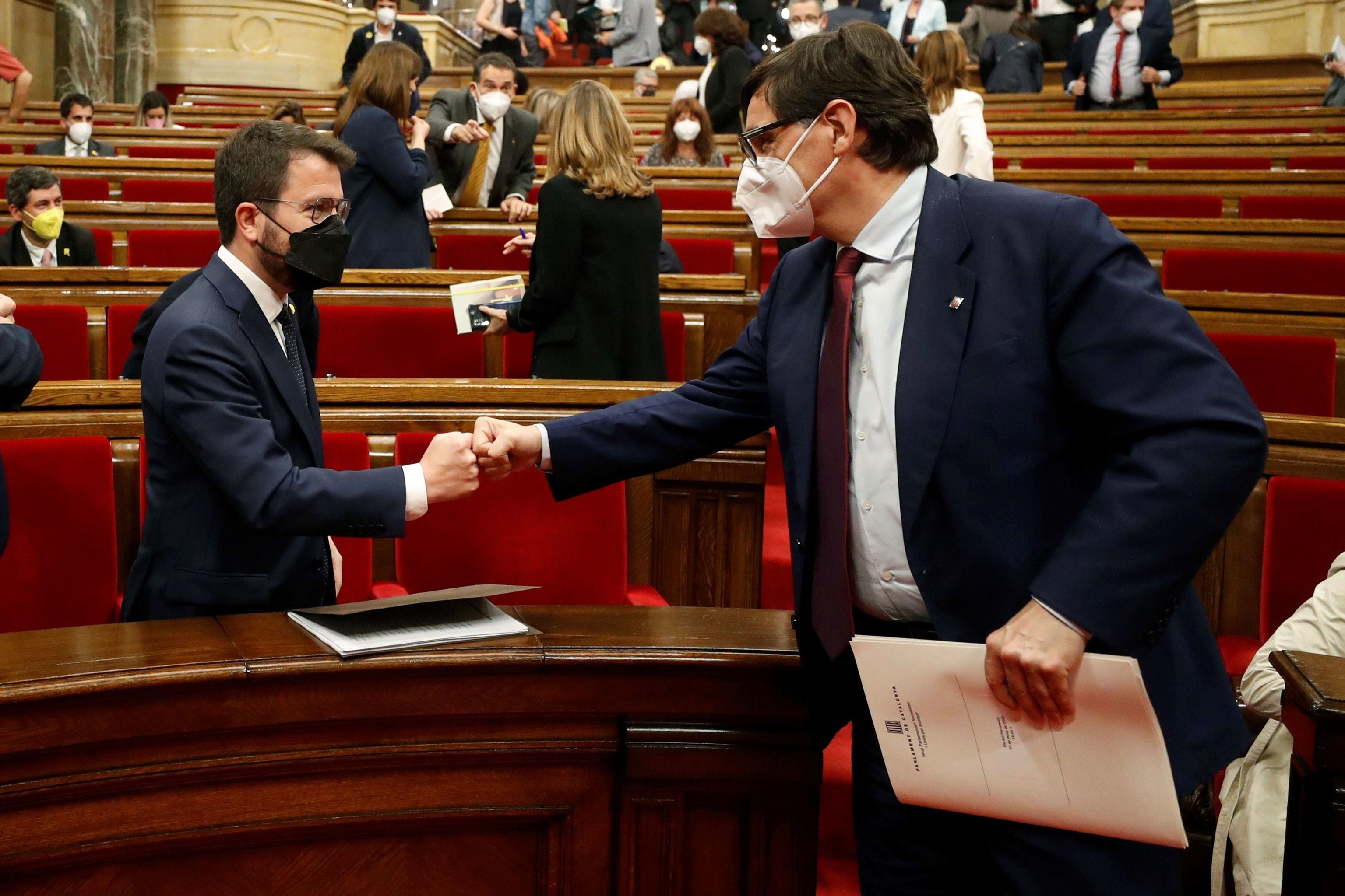 Pere Aragonès saluda al líder del PSC Salvador Illa en el Parlament.