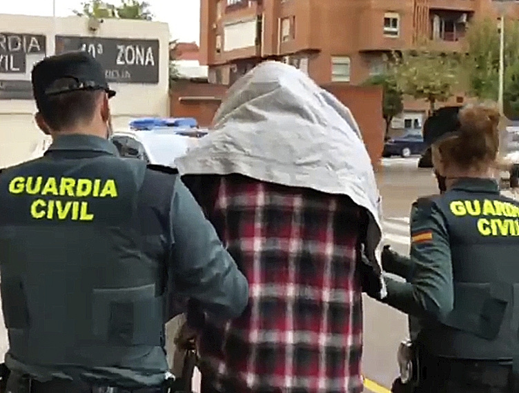 Francisco Javier Almeida, este domingo, trasdalado por la Guardia Civil.