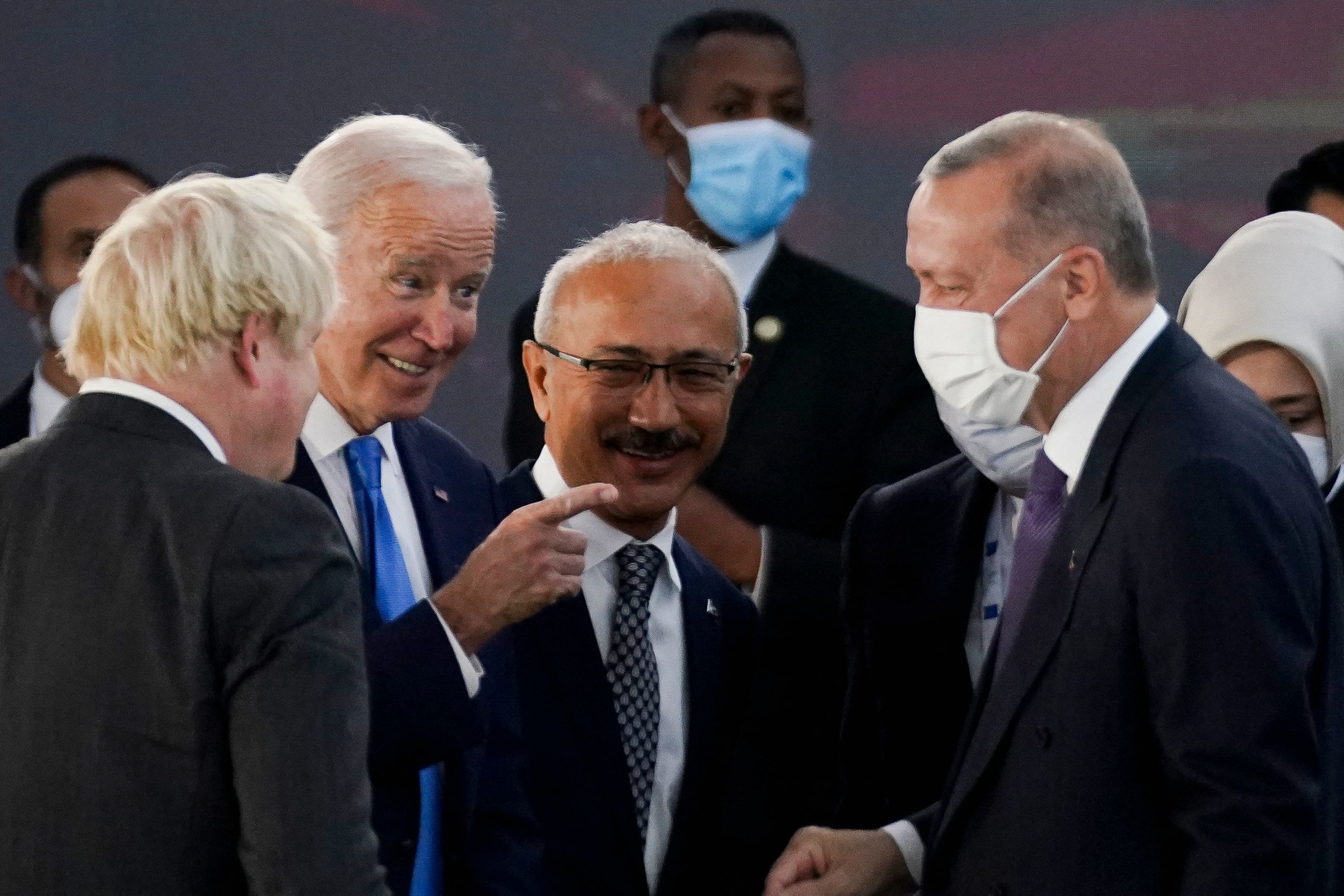 Joe Biden, con Tayyip Erdogan y Boris Johnson, ayer en Roma