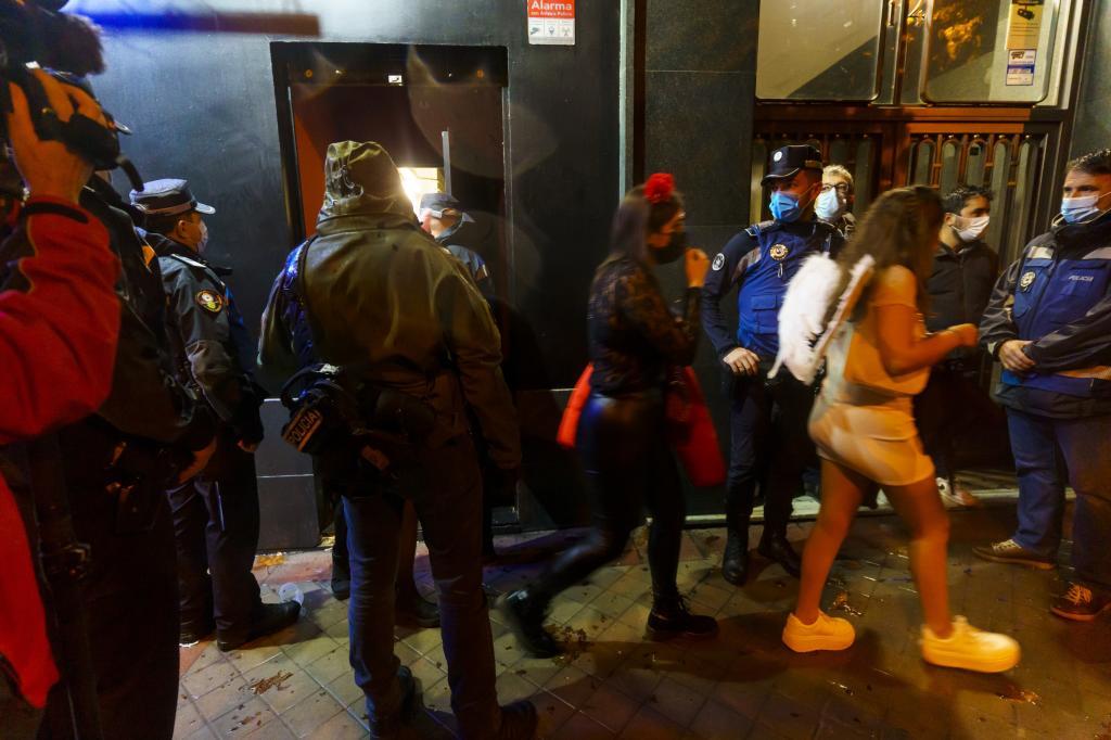 Agentes de la Policía Municipal en la puerta de la discoteca desalojada.