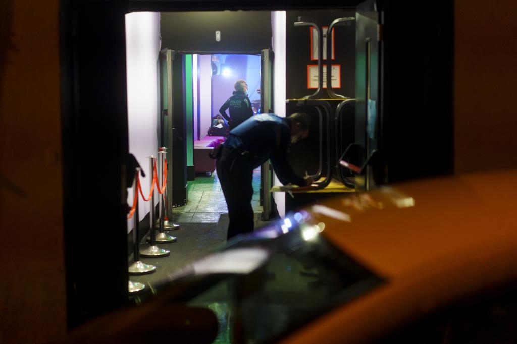 Policías municipales inspeccionando una discoteca en Usera que abrió pese a estar precintada.