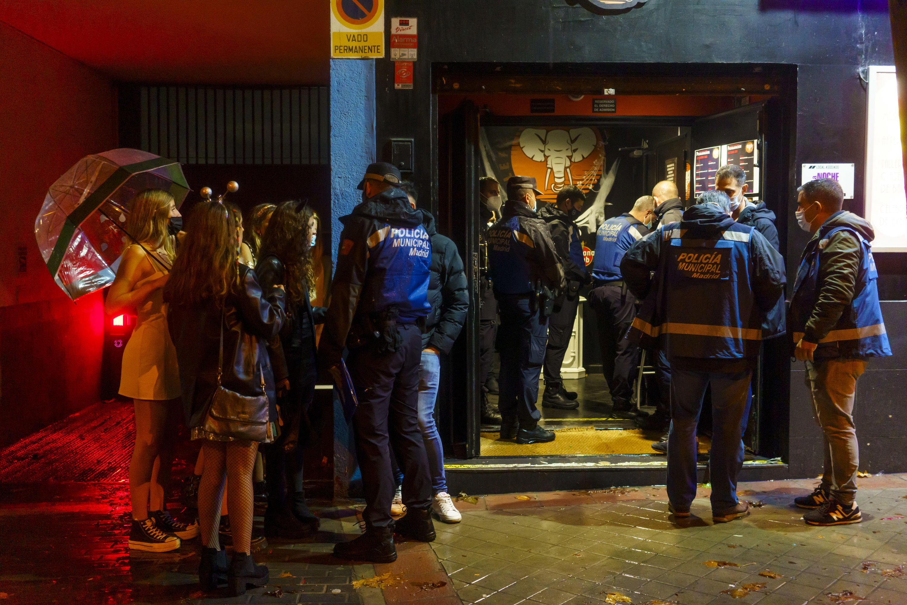 Agentes de la Policía Municipal en la puerta de la discoteca.