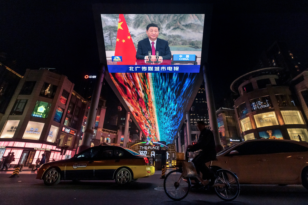 Una pantalla muestra a Xi Jinping en Pekín.