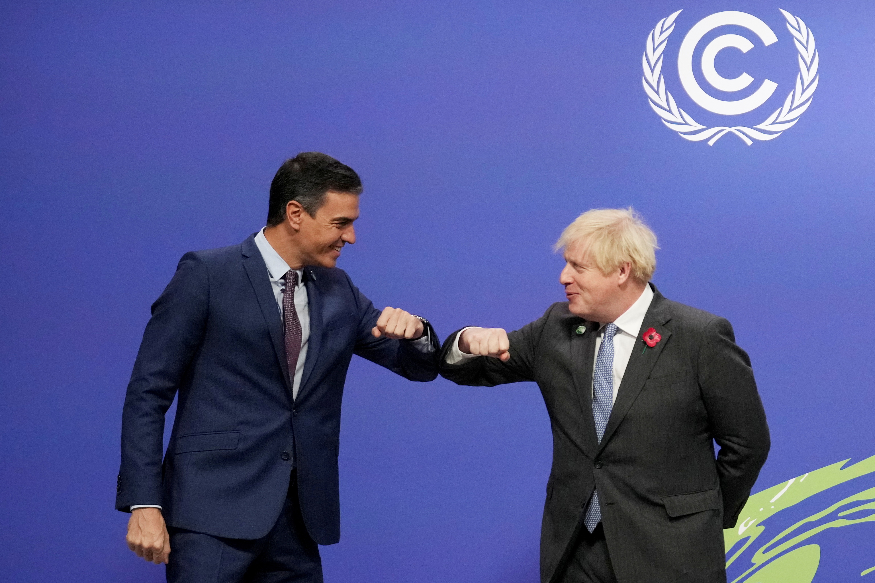 Pedro Sánchez y Boris Johnson se saludan en Glasgow