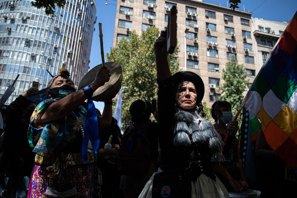 Mapuches y aymaras se manifiestan en Santiago de Chile.