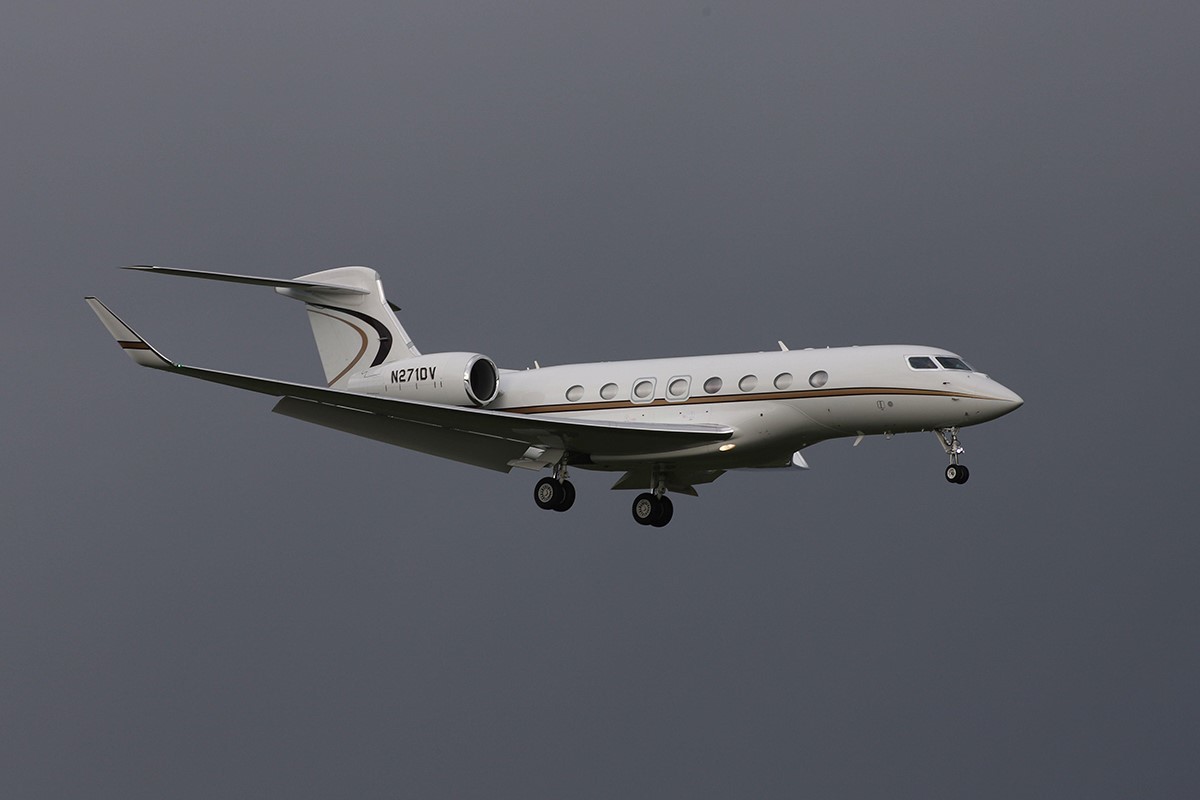 El Gulfstream Aerospace G650ER , propiedad de Bezos, llegando a Escocia para la COP26