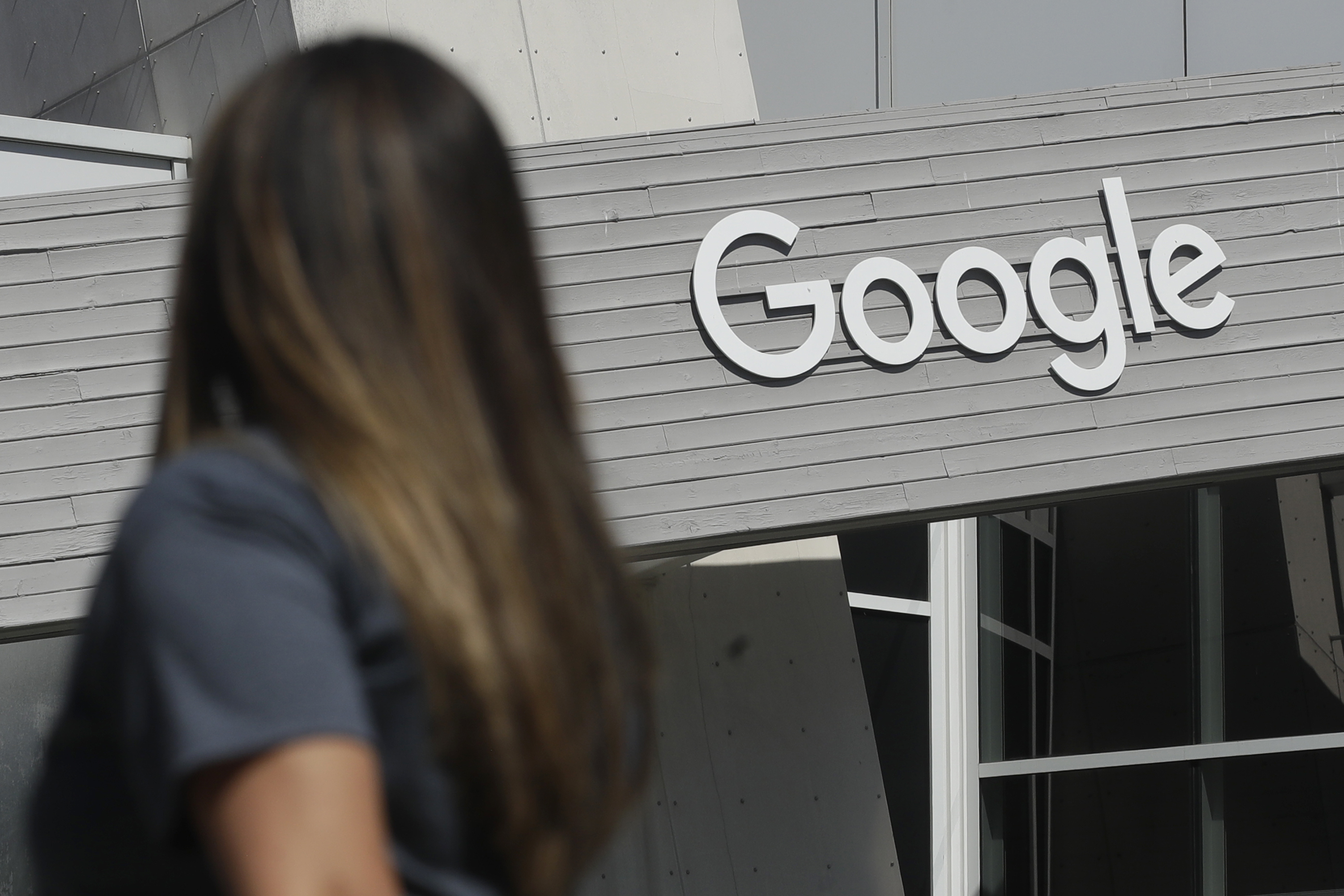 Una chica pasa ante una de las sedes de Google en California