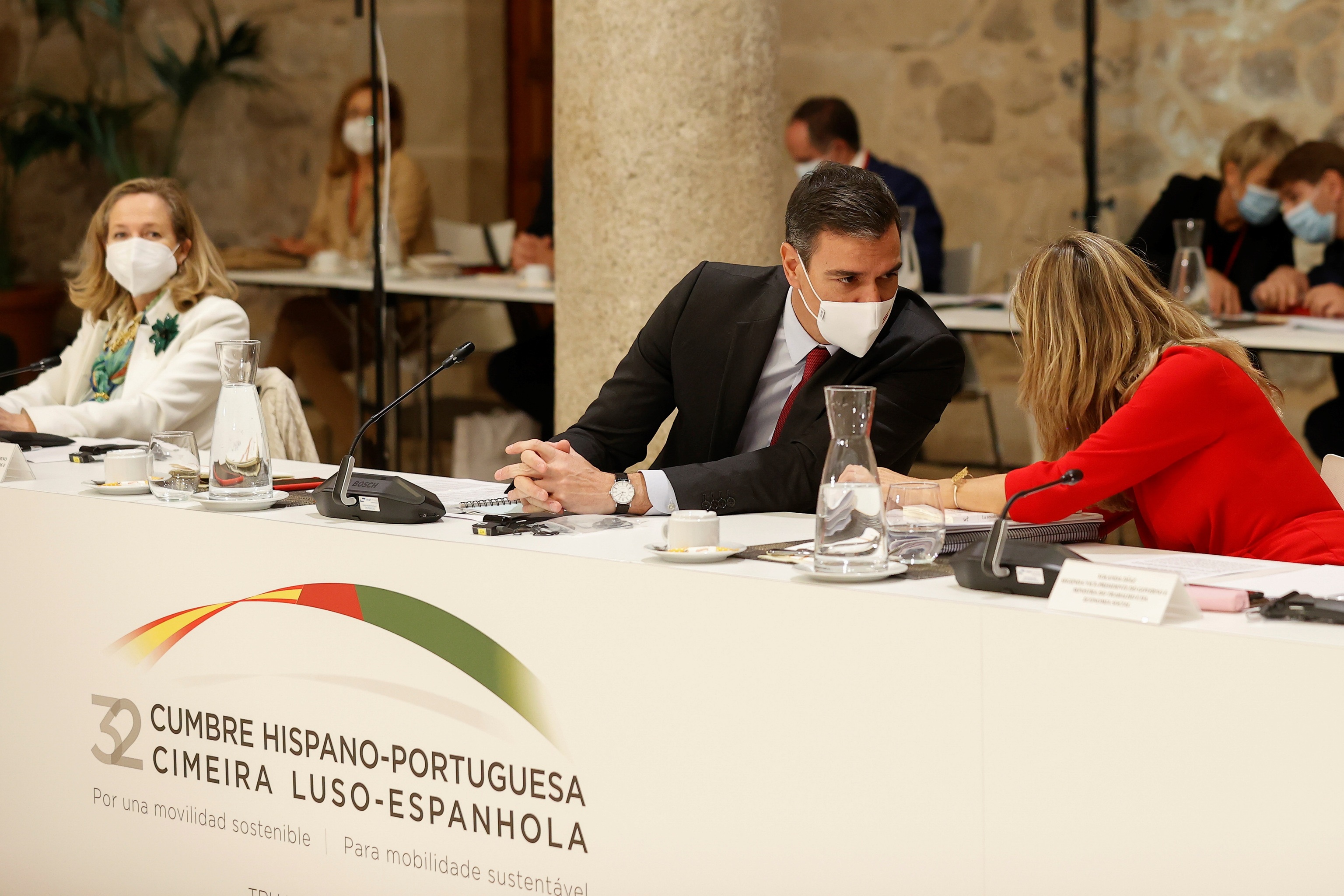 El presidente del Gobierno, Pedro Snchez, con las vicepresidentas Nadia Calvio y Yolanda Daz en la ltima cumbre hispano-portuguesa