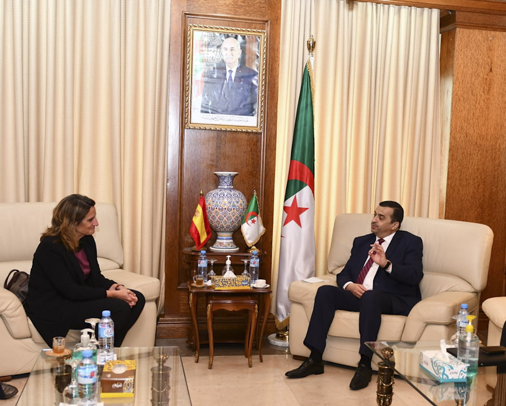 La vicepresidenta de Transición Ecológica, Teresa Ribera, conversa con el ministro argelino de Energía y Minas, Mohamed Arkab.