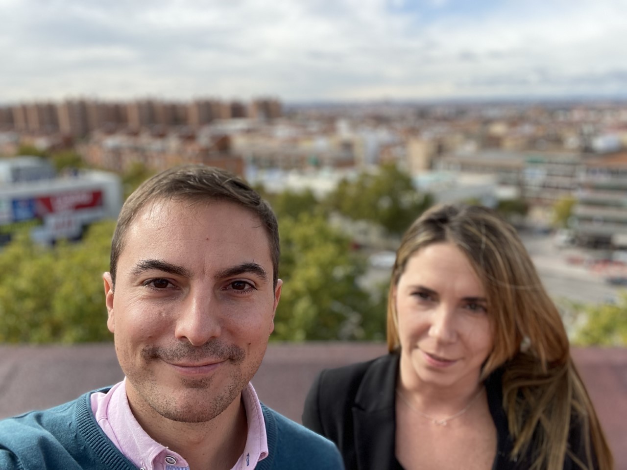 Juan Lobato y Mar Espinar se hacen un 'selfie' para Gran Madrid en la azotea de la Asamblea.