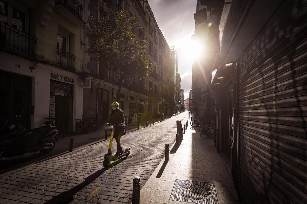 Una usuaria con un patinete Link por el centro de Madrid