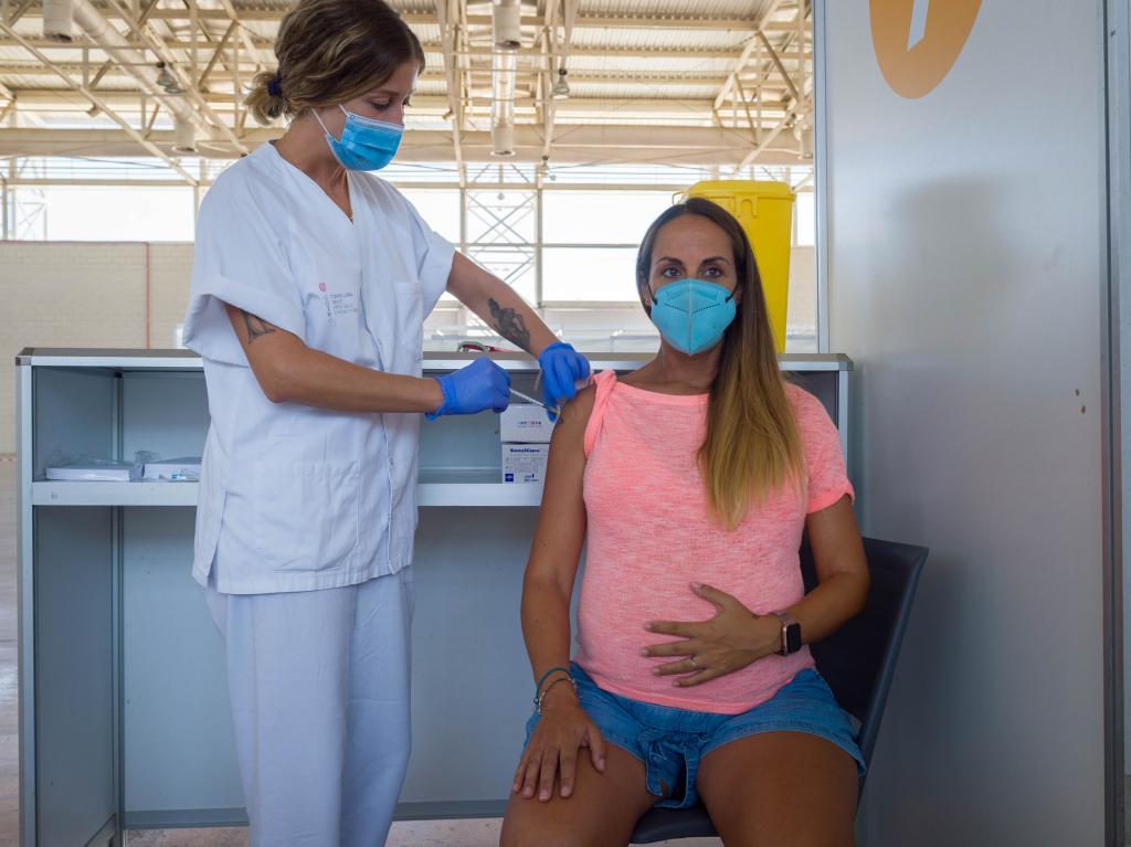 Una mujer embarazada recibe la vacuna contra el coronavirus este verano.