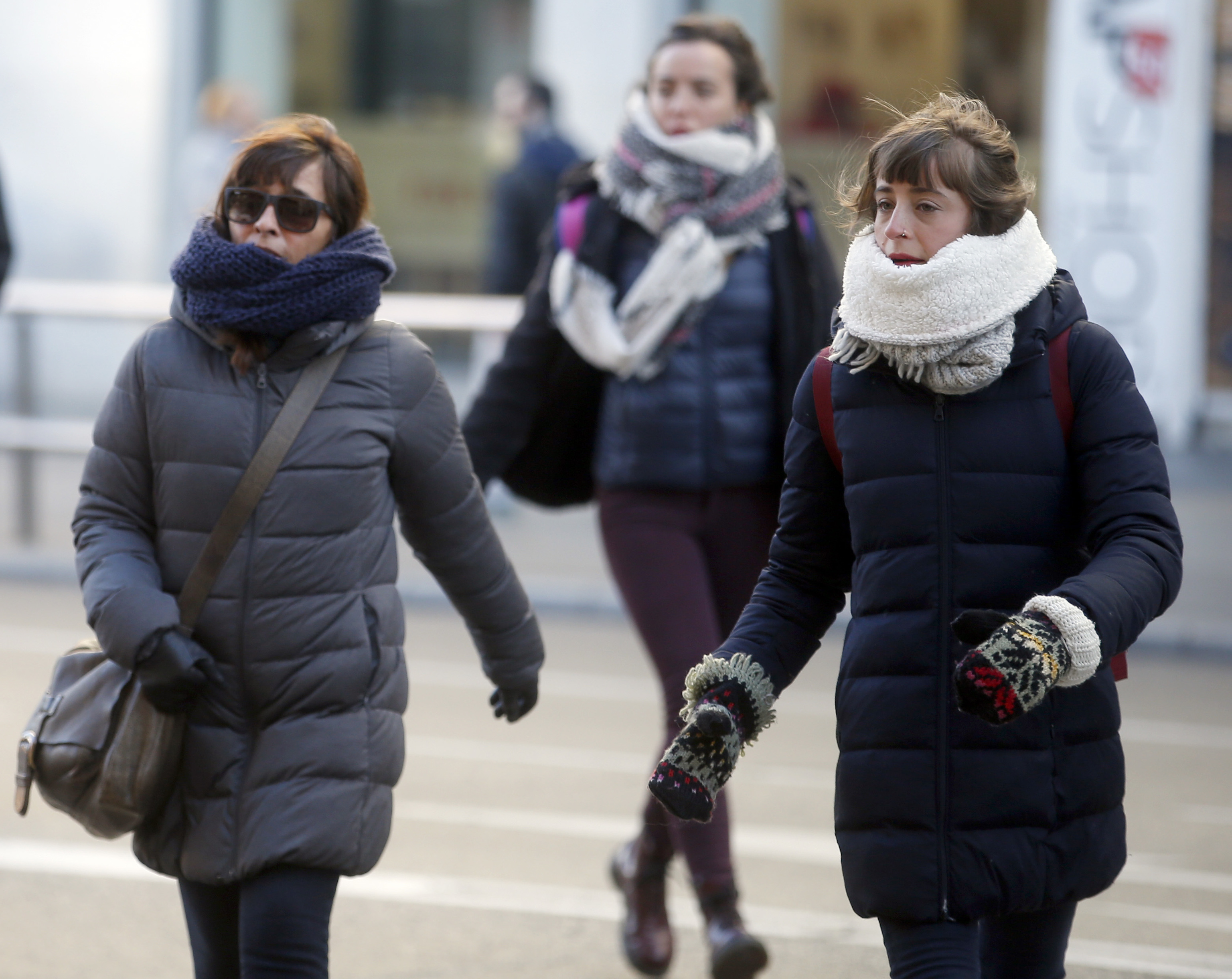 Unas mujeres se protegen del frío, en Madrid.