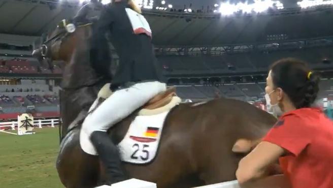 Momento en el que Raisner golpea al caballo en los JJOO de Tokio.