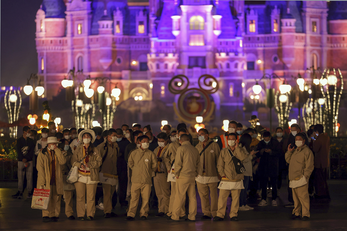 Empleados de Disneyland cierran el parque por un contagio de Covid
