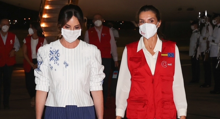 Silvana Lopez, tras recibir a la Reina en el aeropuerto de Asuncin.