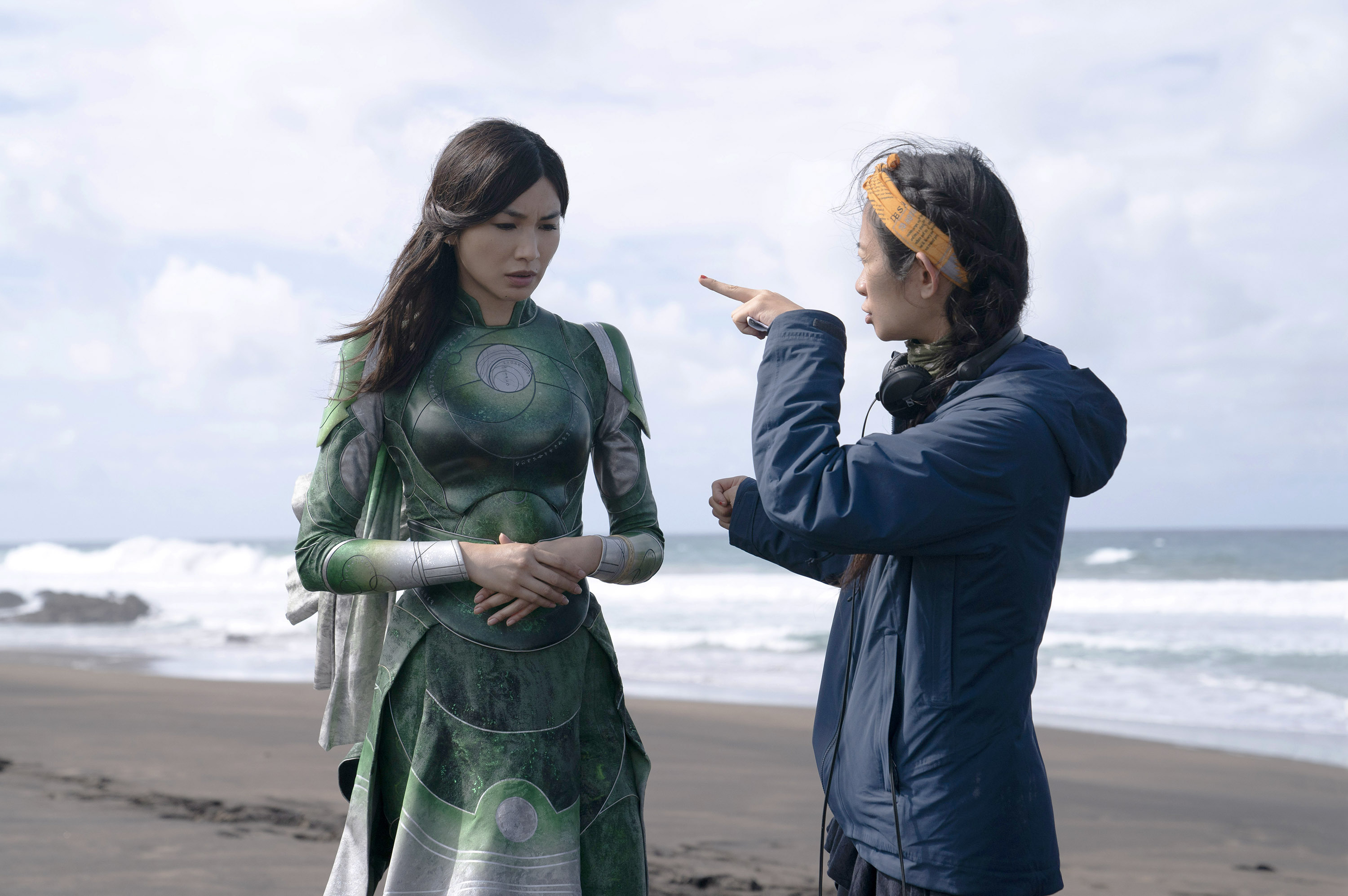 La actriz Gemma Chan recibe indicaciones de Chloé Zhao durante el rodaje de 'Eternals'.