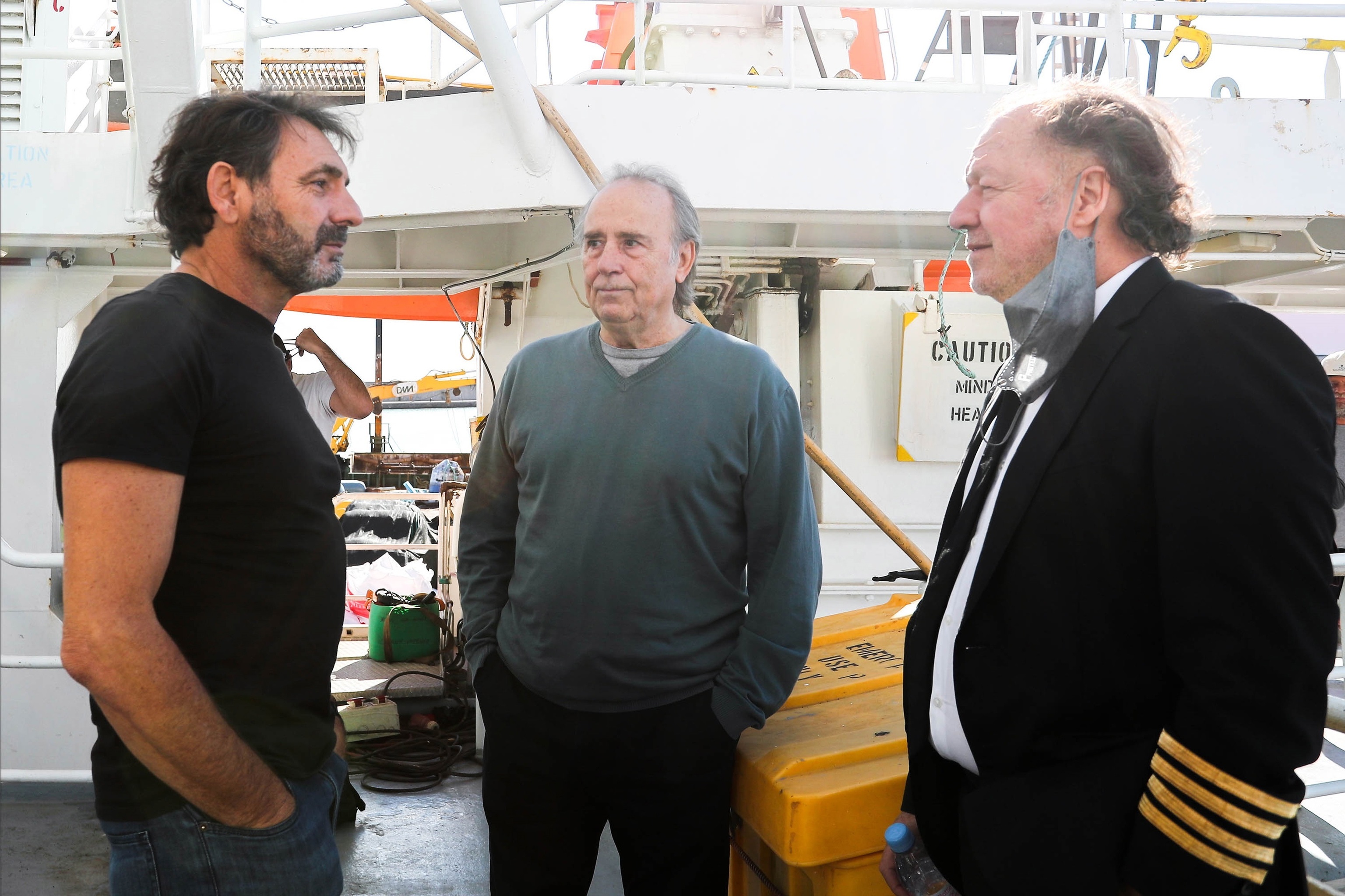El director de Open Arms, Oscar Camps, el filntropo y fundador de la ONG Solidaire, Enrique Pieyro, y el cantante, Joan Manuel Serrat, a bordo del nuevo buque.