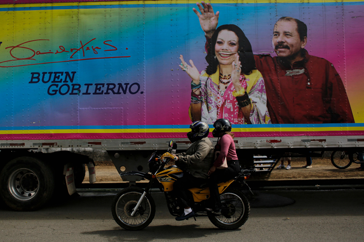 Pancarta de Daniel Ortega y Rosario Murillo.