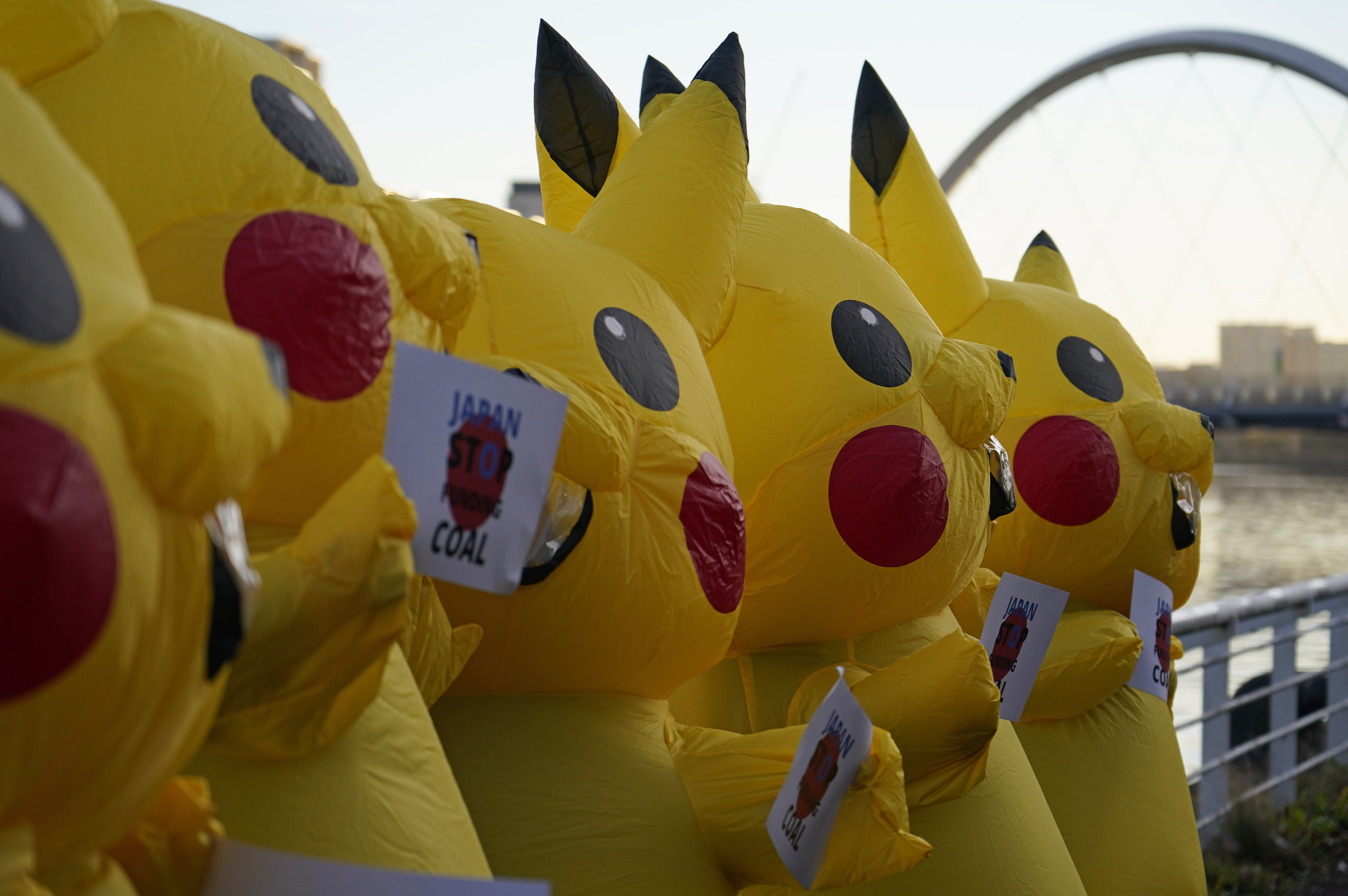 Activistas disfrazados de Pikachu protestan en la COP26 por el consumo de carbn de Japn