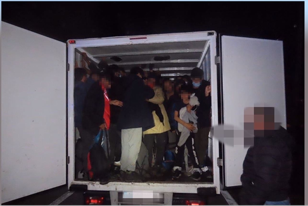 Inmigrantes en uno de los camiones utilizados por la red desarticulada para el tráfico ilegal de personas.