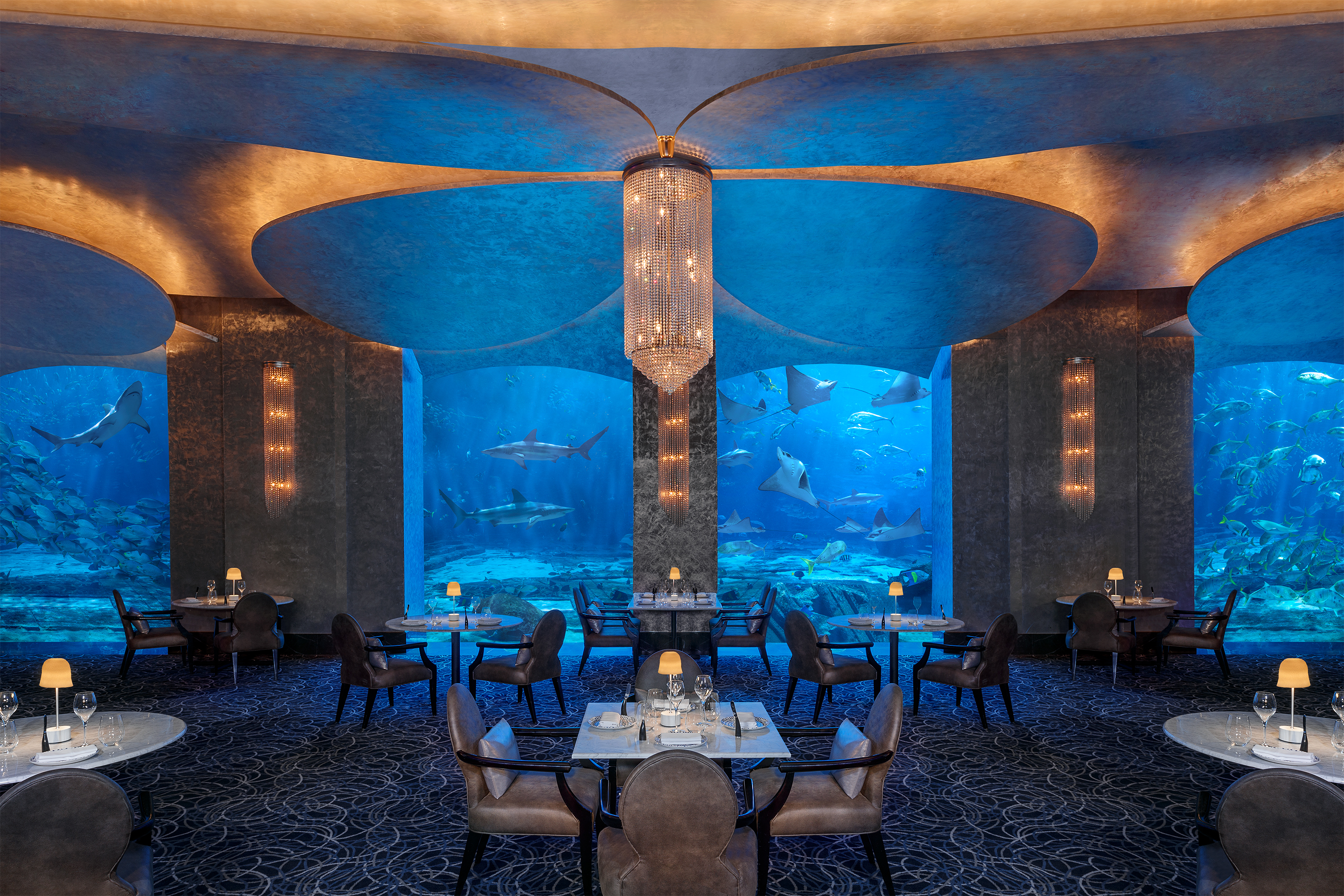 Interior del restaurante submarino Ossiano del hotel Atlantis.