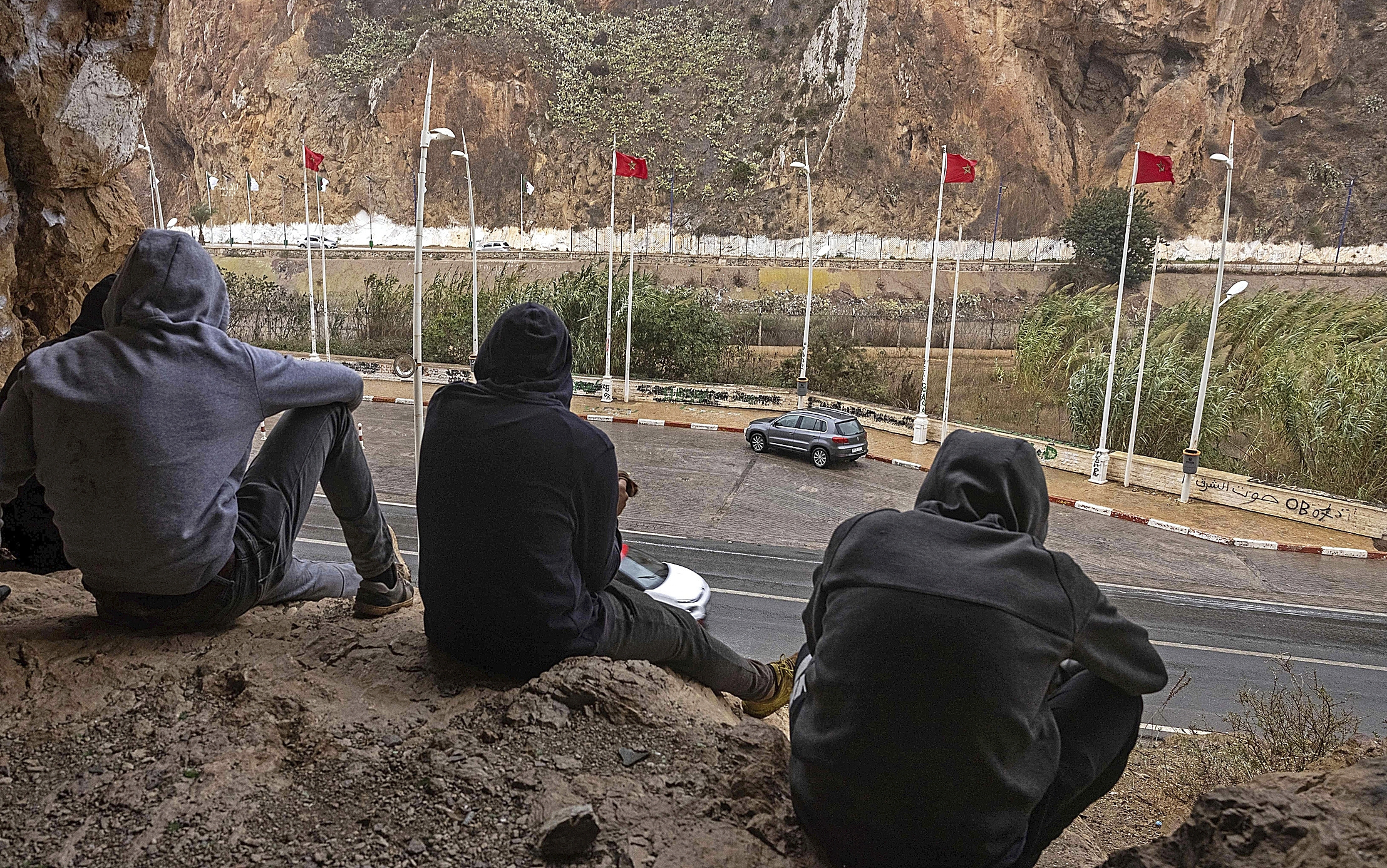 Jóvenes marroquíes miran la frontera con Argelia, en Uxda.