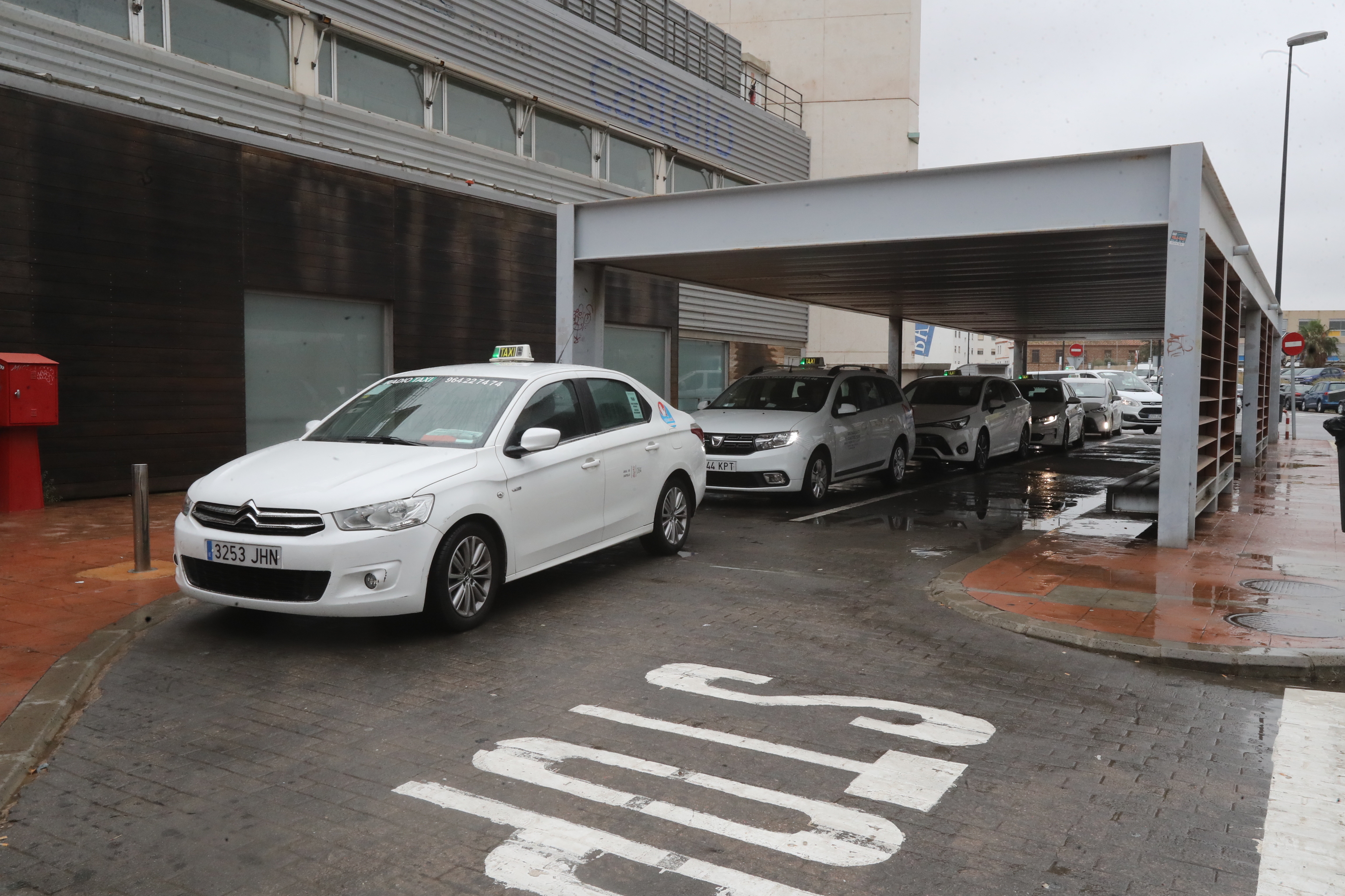 Taxistas estacionados en un punto de la capital Castelln en espera de usuarios.