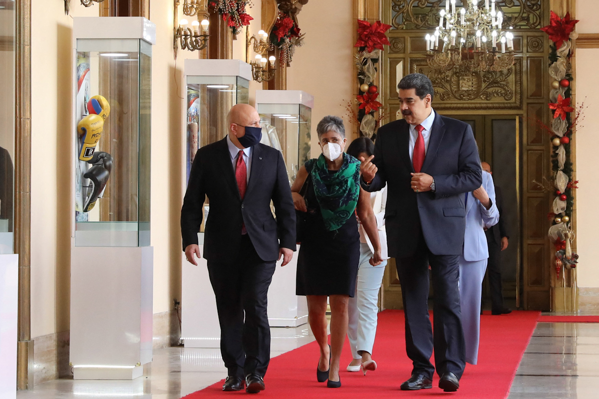 Nicolás Maduro, junto al fiscal jefe del TPI, Karim Khan.