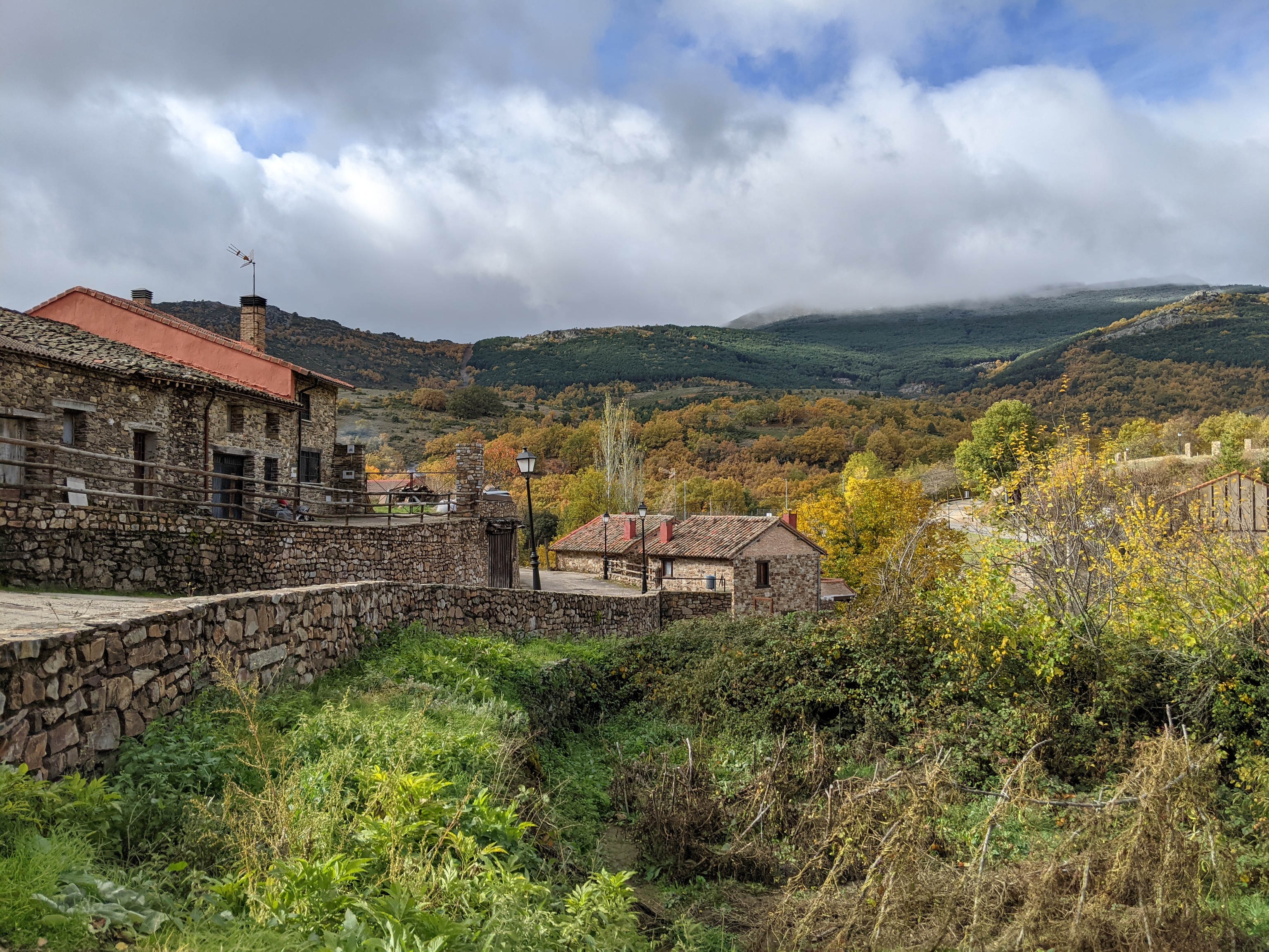 La aldea encajonada en el valle.
