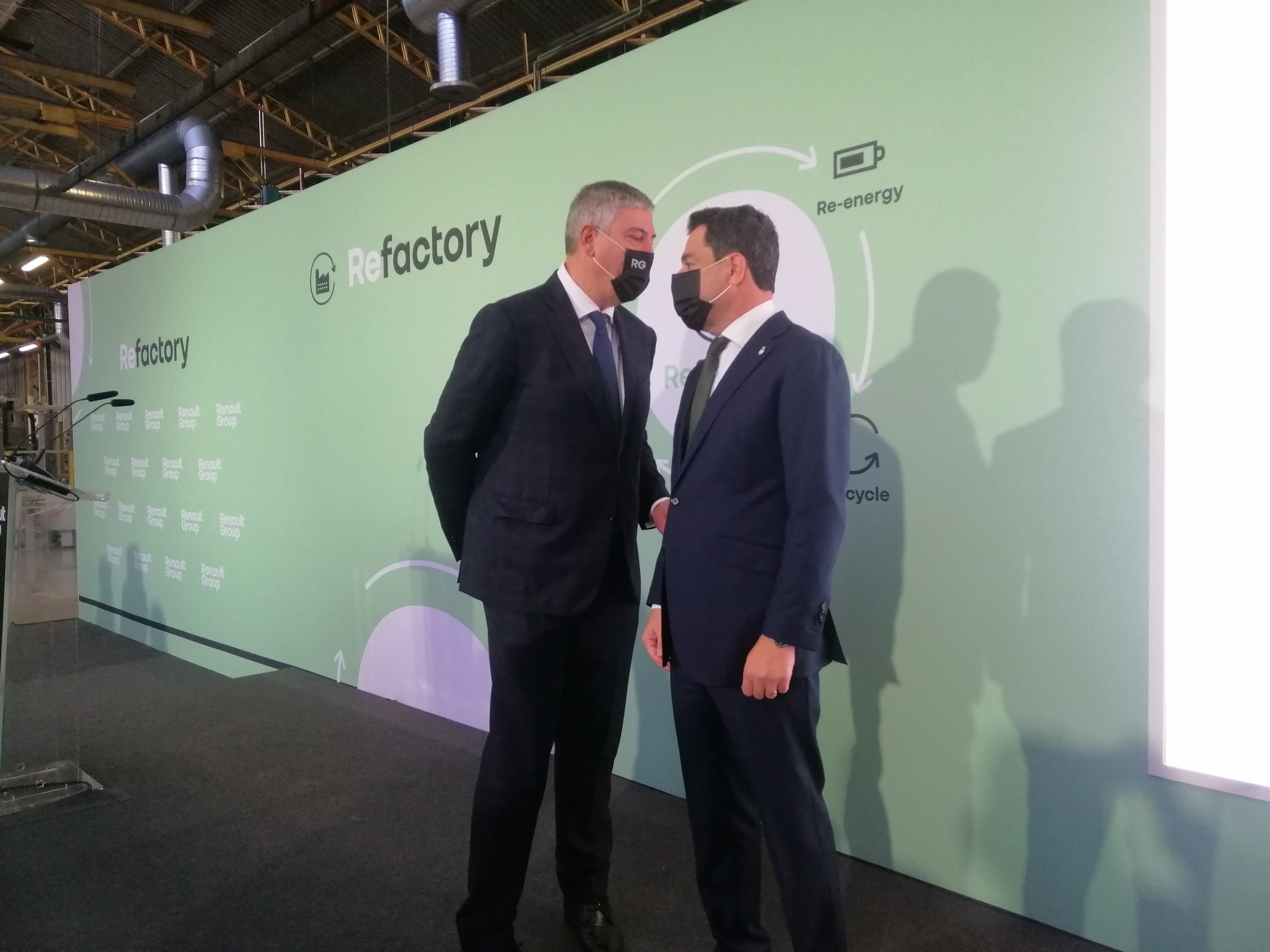 Jos Vicente de los Mozos, presidente de Renault Espaa y Juan Manuel Moreno, presidente de Andaluca, este viernes en la factora sevillana de la planta francesa.