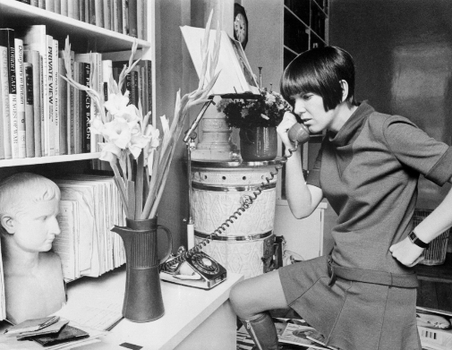 Mary Quant, contrariada, en su estudio londinense, luciendo uno de sus modelos.