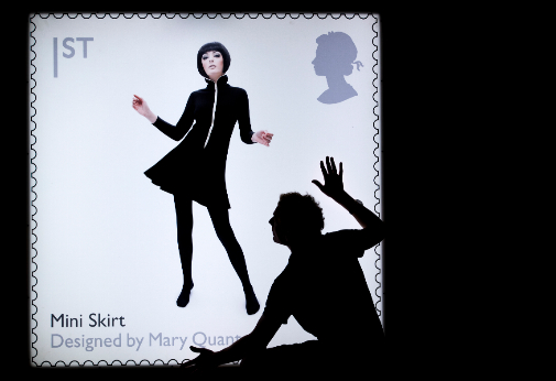 Un sello británico de 2009 dedicado a Mary Quant y su famoso Banana Split Dress. En la foto, un operario coloca una ampliación del sello en una exposición que tuvo lugar en Edimburgo el pasado año.