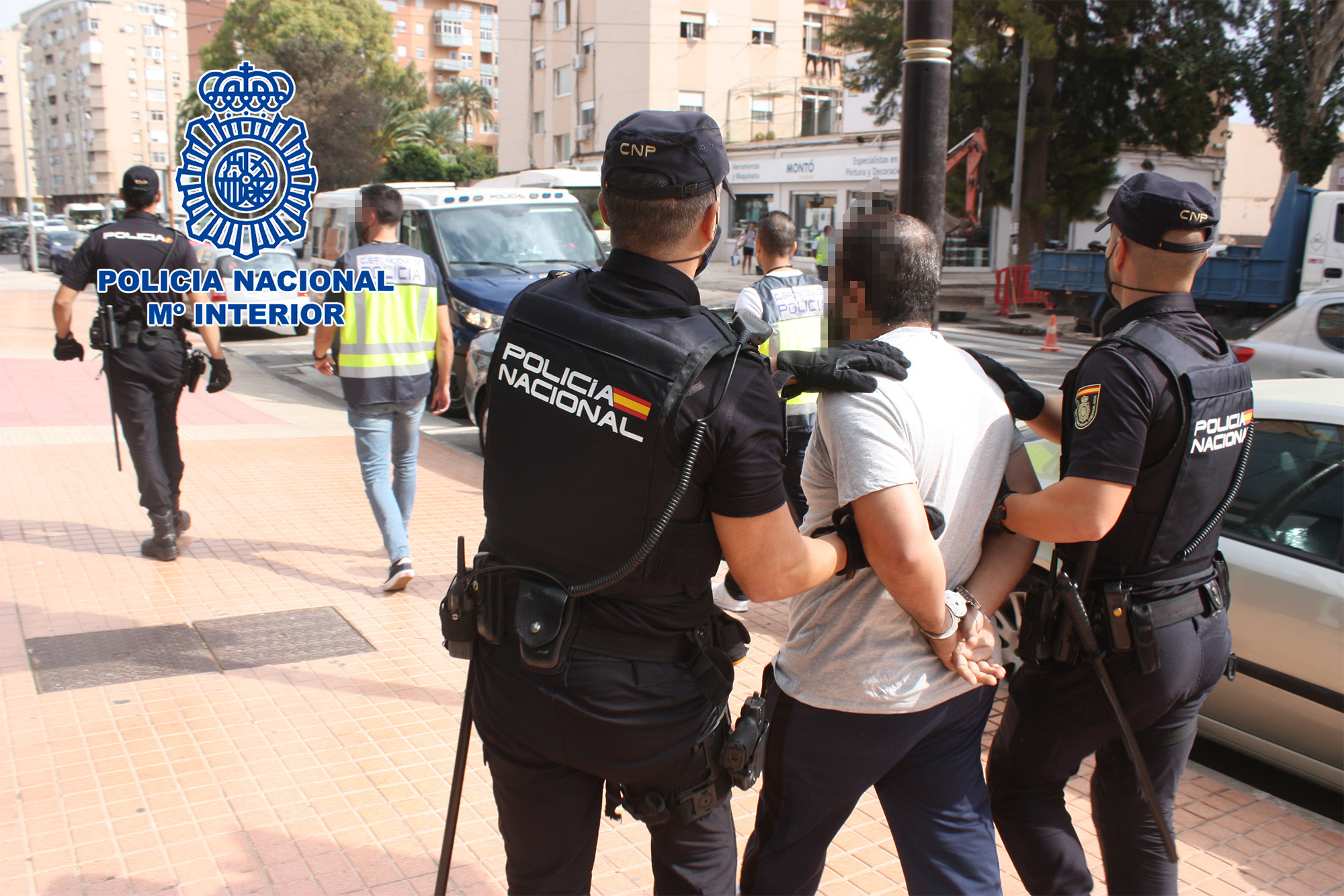 El detenido, custodiado por agentes de la Polica Nacional.