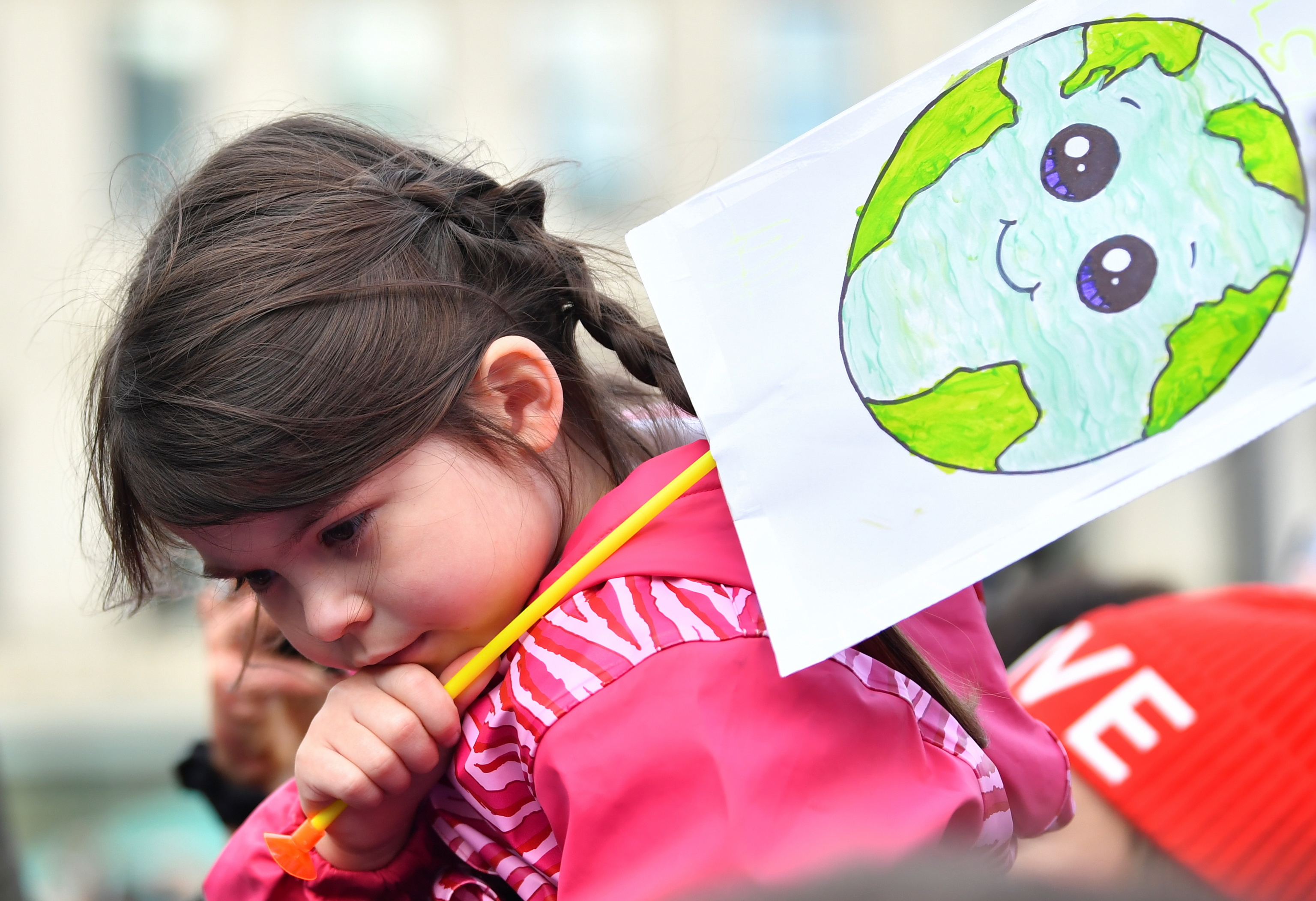 Una niña con una pancarta en la manifestación