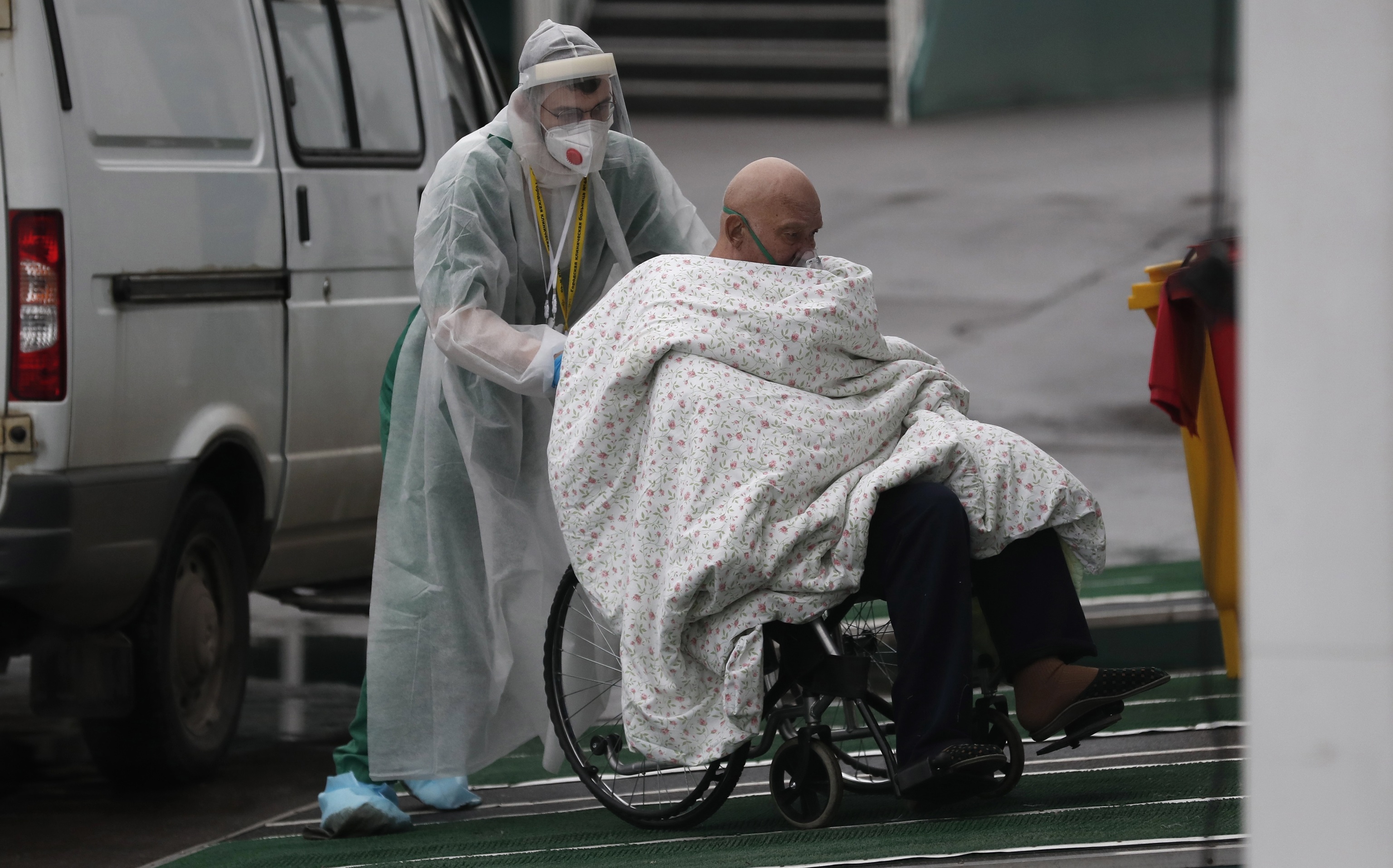 Un trabajador sanitario lleva a un enfermo de Covid-19 al hospital.
