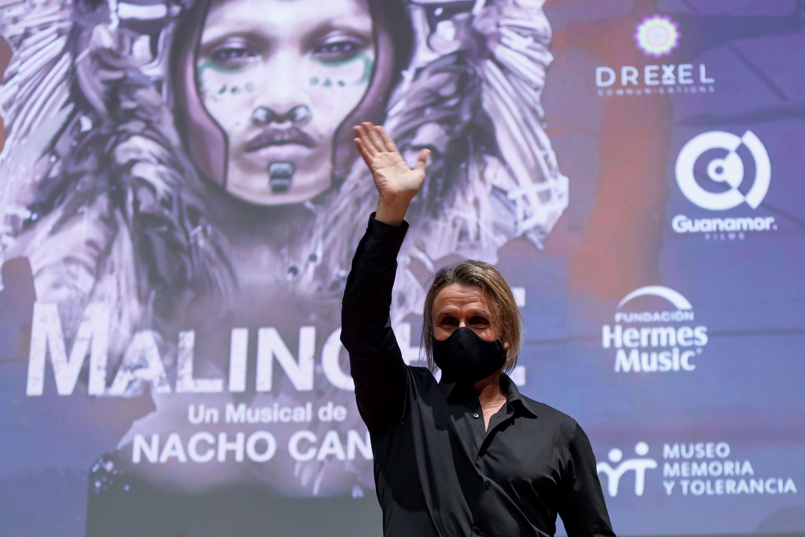 El artista y empresario español Nacho Cano participa en una rueda de prensa hoy, en Ciudad de México.