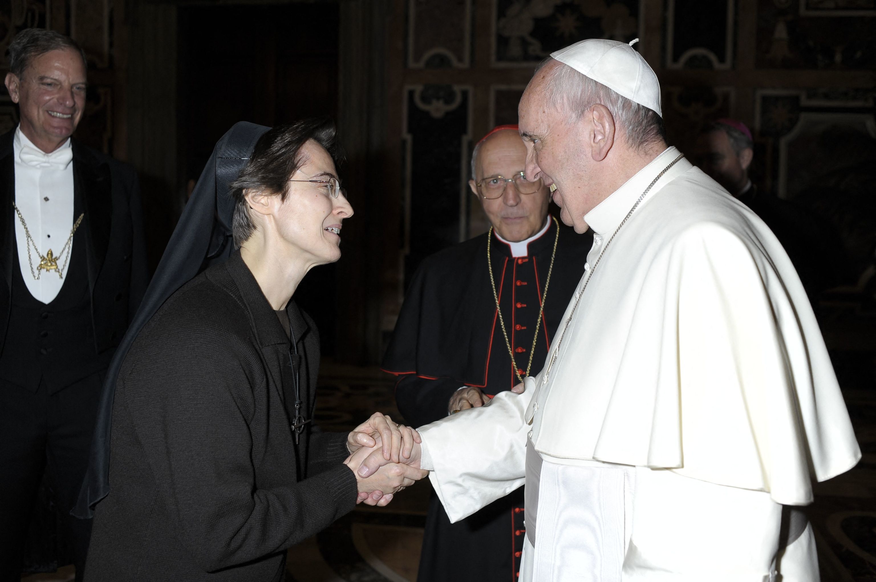 El papa Francisco saluda a la hermana Raffaella Petrini, en el Vaticano.